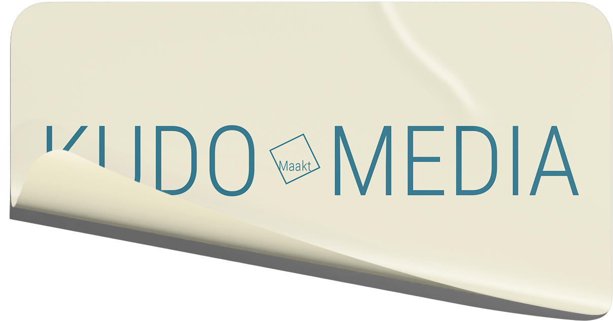 Een vel papier dat gedeeltelijk omgeplooid is, met de tekst 'KUDO MEDIA' en een klein vierkant met de woorden 'Maakt'.