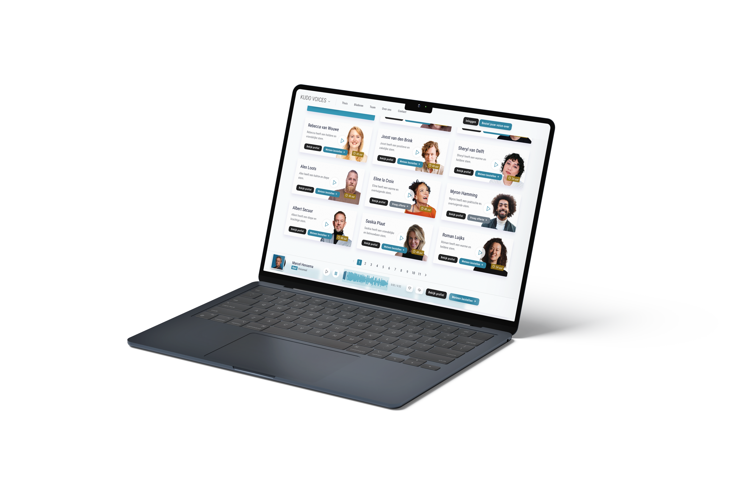 Laptop met een scherm dat een platform voor voice-over talenten toont, met verschillende profielfoto's en namen van stemmen, inclusief knoppen voor profiel bekijken en bestellen.