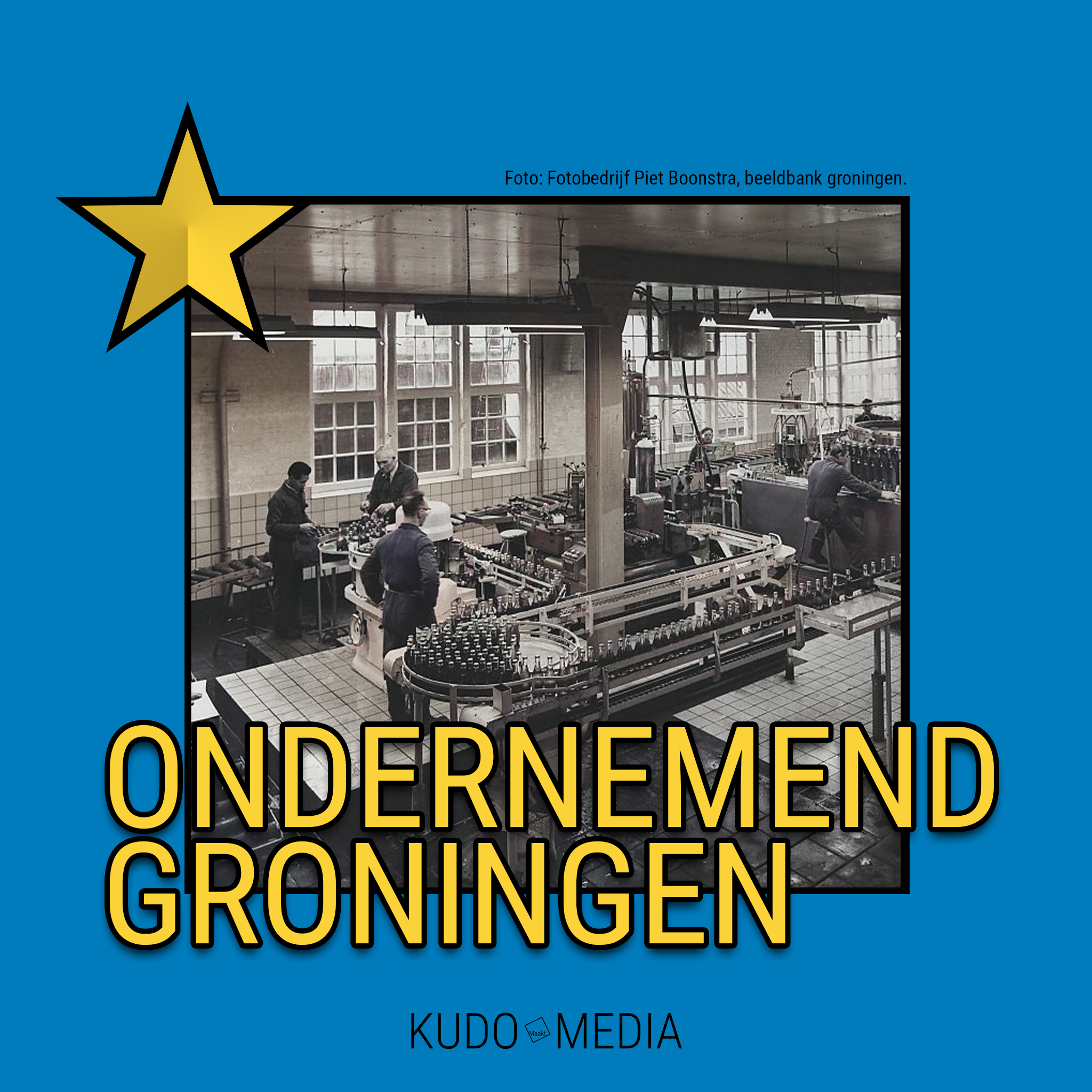 De thumbnail van de Groningse Geschiedenis aflevering: Ondernemend Groningen met Marcel Hensema Een zwart-wit foto van een fabriek met mensen die werken aan een productielijn, omringd door machines en rijen flesjes, met grote ramen op de achtergrond.