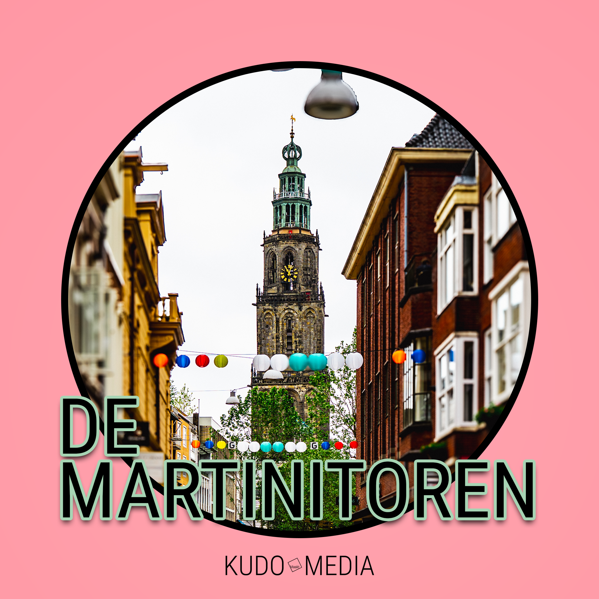 De thumbnail van de Groningse Geschiedenis aflevering: De Martinitoren in Groningen, Nederland, zichtbaar tussen historische gebouwen met kleurrijke lantaarns eronder.