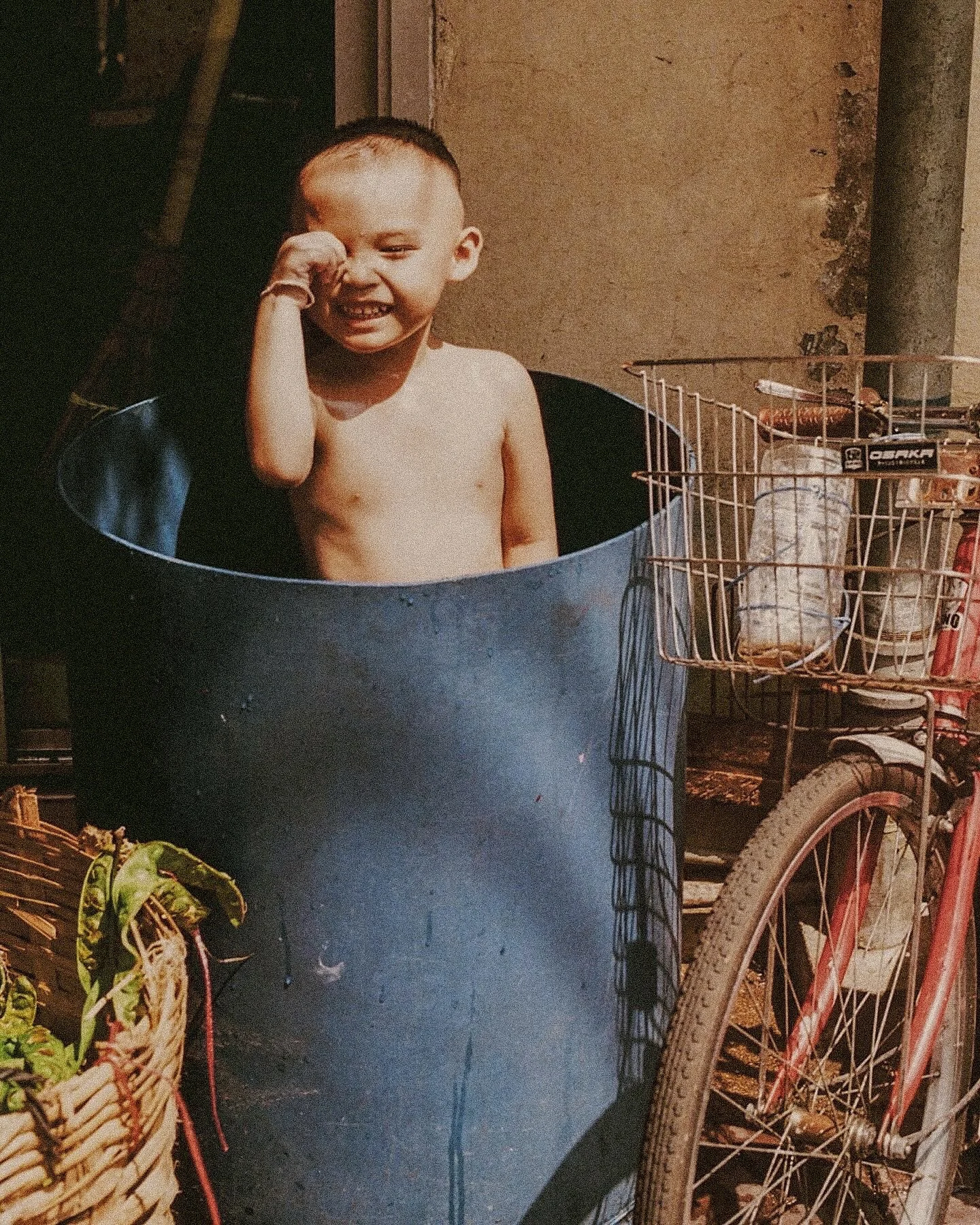 Played peekaboo with this kid. Shot on film 🎞️ 

#filmphotography #filmcamera #filmisnotdead #film #bangkok #bangkokphotographer #bangkokstreetphotography #streetphoto #bangkokphotographer #bangkokphotography #bangkok🇹🇭 #culturephotography