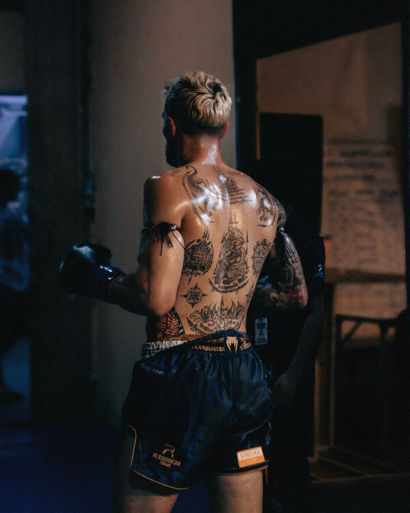 Moments from a night at @rajadamnern_stadium. 

Congratulations to @williest.d for the win, and thank you @pinsinchai_muaythai for letting me document these moments!