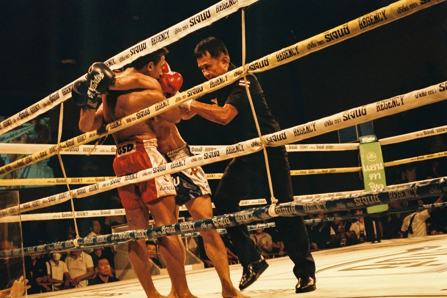 Film ISO 400 &middot; ESC2 at CH7 Stadium, Bangkok
18.01.26 🥊
.
.
.
#muaythaiphotography #nakmuay #photography #ch7 #documentaryphotographer
