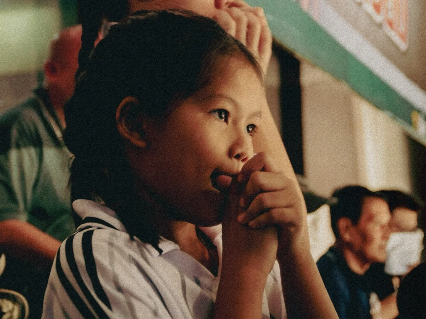 Family on the sidelines. 

#muaythaiphotography #muaythaifighter #muaythailife #nakmuaythai #nakmuay