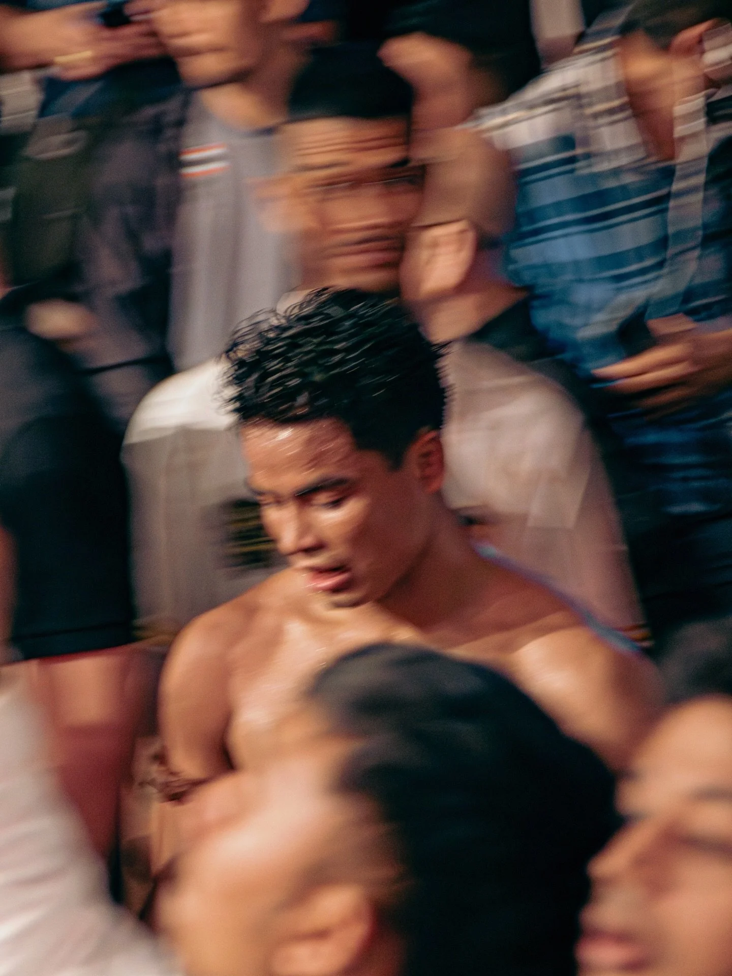 After the fight. (Fighter: ธีเดช ช้างนครศรี)
.
.
.
#muaythaiphotography #nakmuaythai #slowshutterphotography #nakmuay #muay