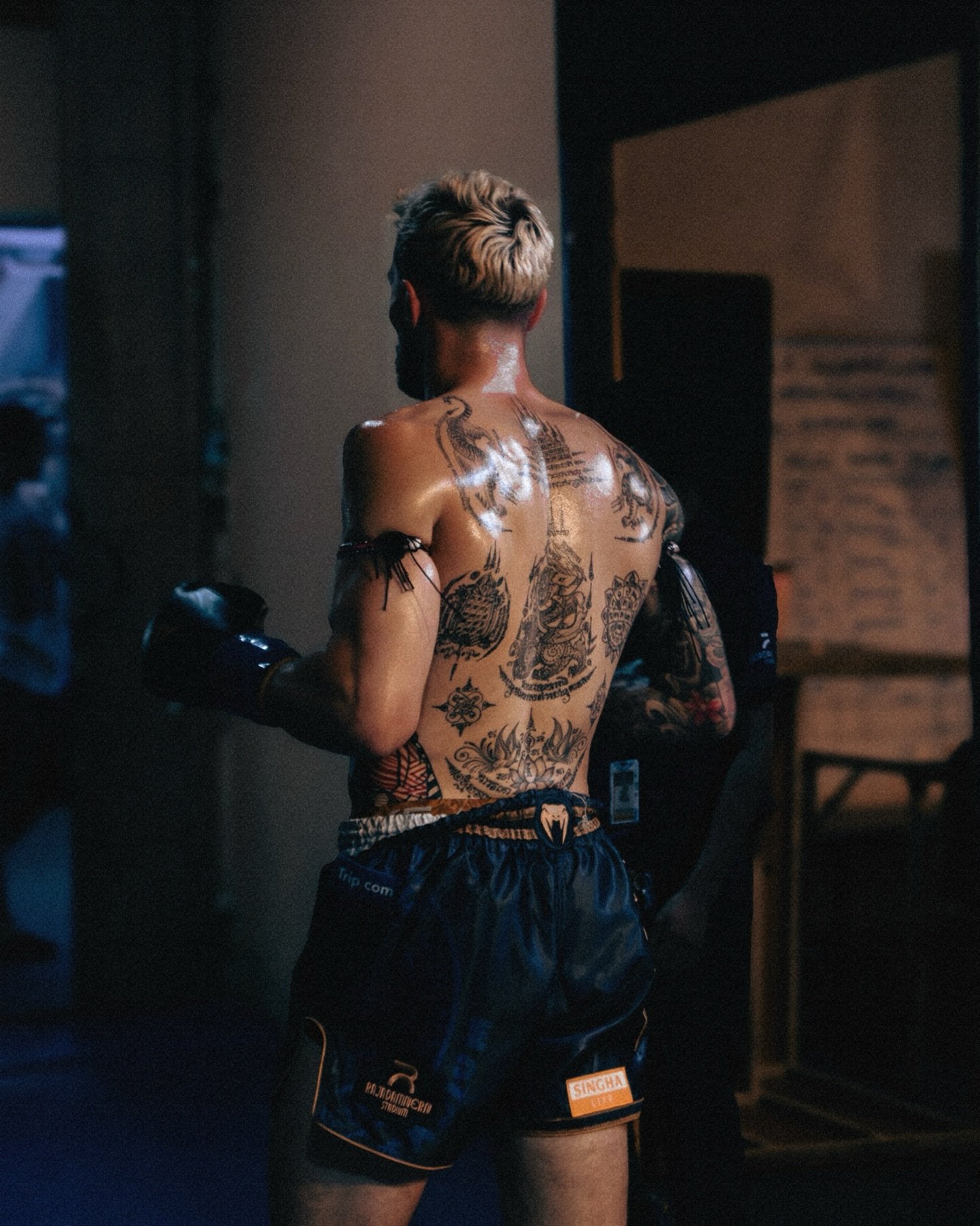 Moments from a night at @rajadamnern_stadium. 

Congratulations to @williest.d for the win, and thank you @pinsinchai_muaythai for letting me document these moments!