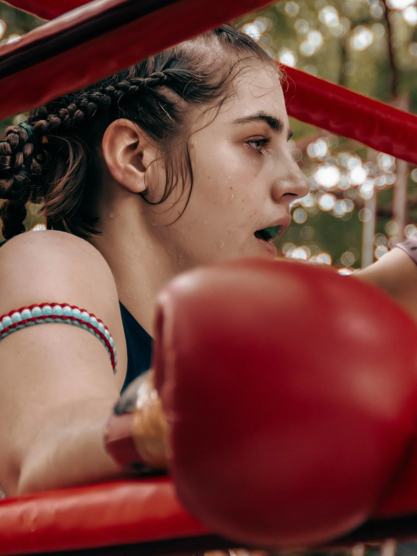 In between rounds with @mariedeslysheinz in Surin. More photos coming soon! 

#muaythaiphotography #nakmuay #nakmuayying #femalemuaythai #photography