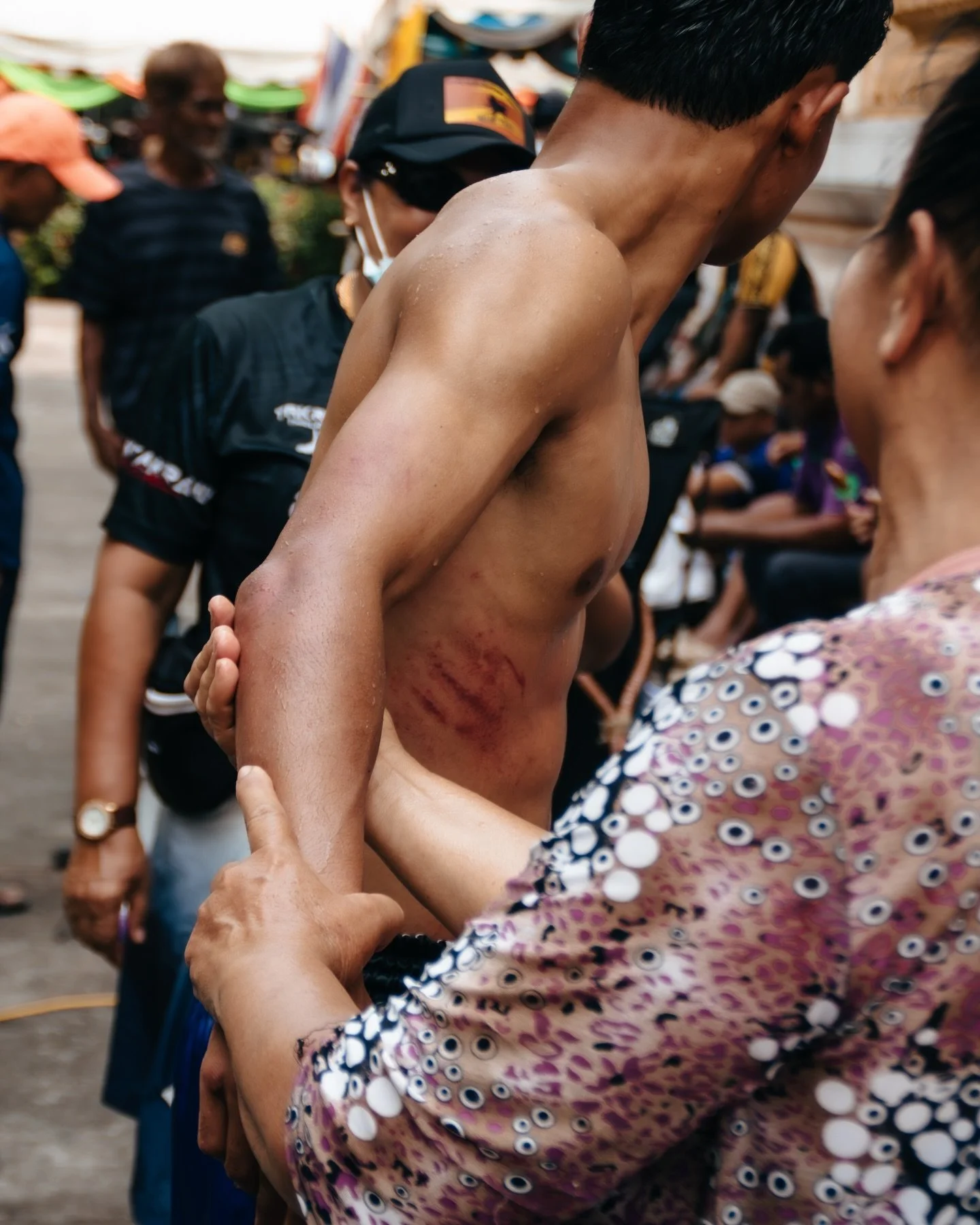 แม่ดูแผลให้ลูกหลังชก &bull; A mother checks on her son&rsquo;s bruises after a fight in Surin, Isaan, Thailand. 

#muaythaiphotography #muaythailife #nakmuay #isaan #documentary_photography