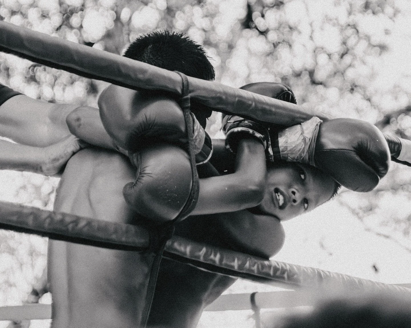 Young fighters in the countryside

#muaythai #muaythaiphotography #nakmuay #nakmuaythai