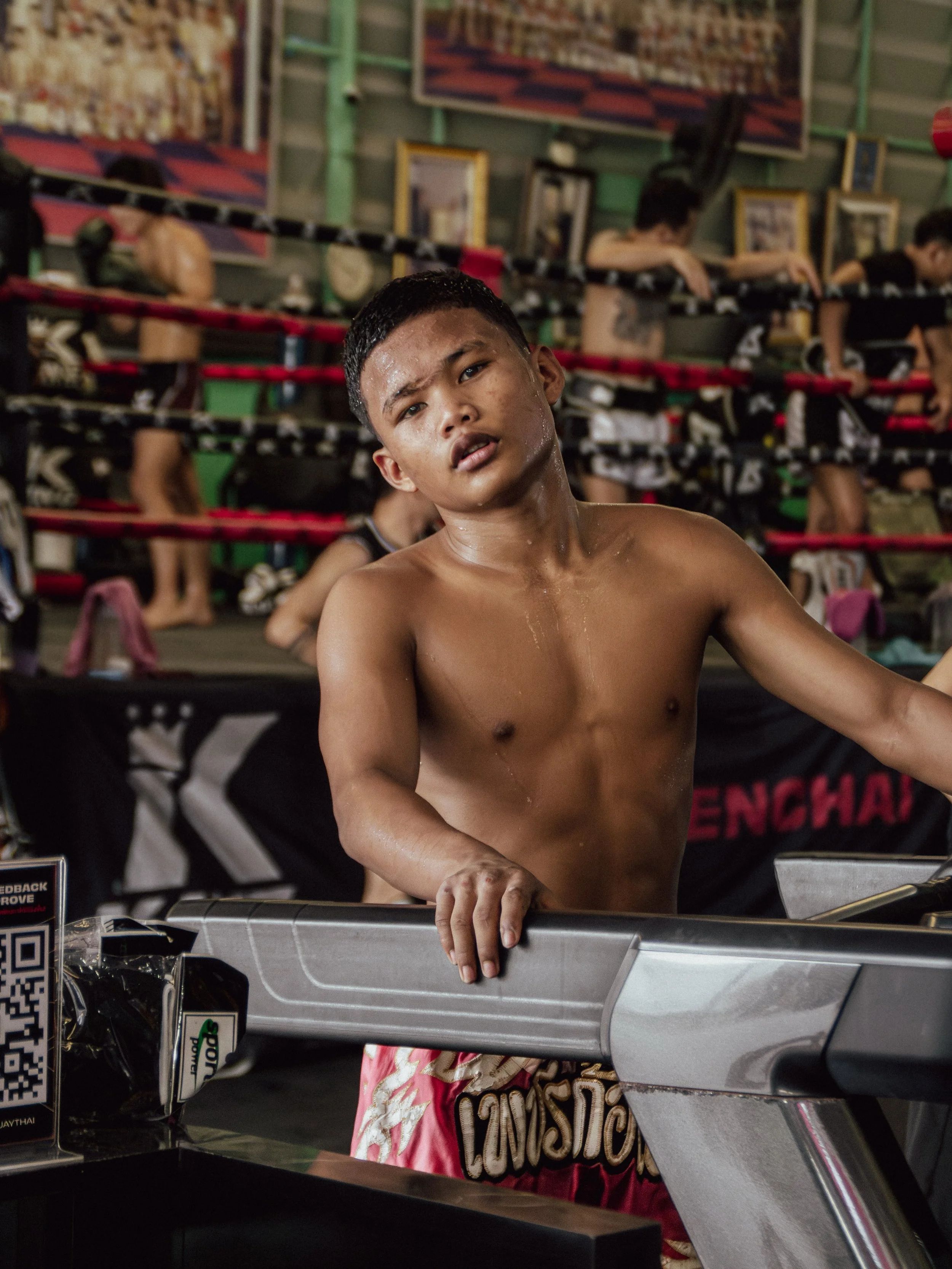 At @p.k.saenchaimuaythaigym, all fighters start their training with a couple kilometers on the treadmill. 

#muaythaiphotography #muaythai #nakmuay muaylifelife #imaphotographer