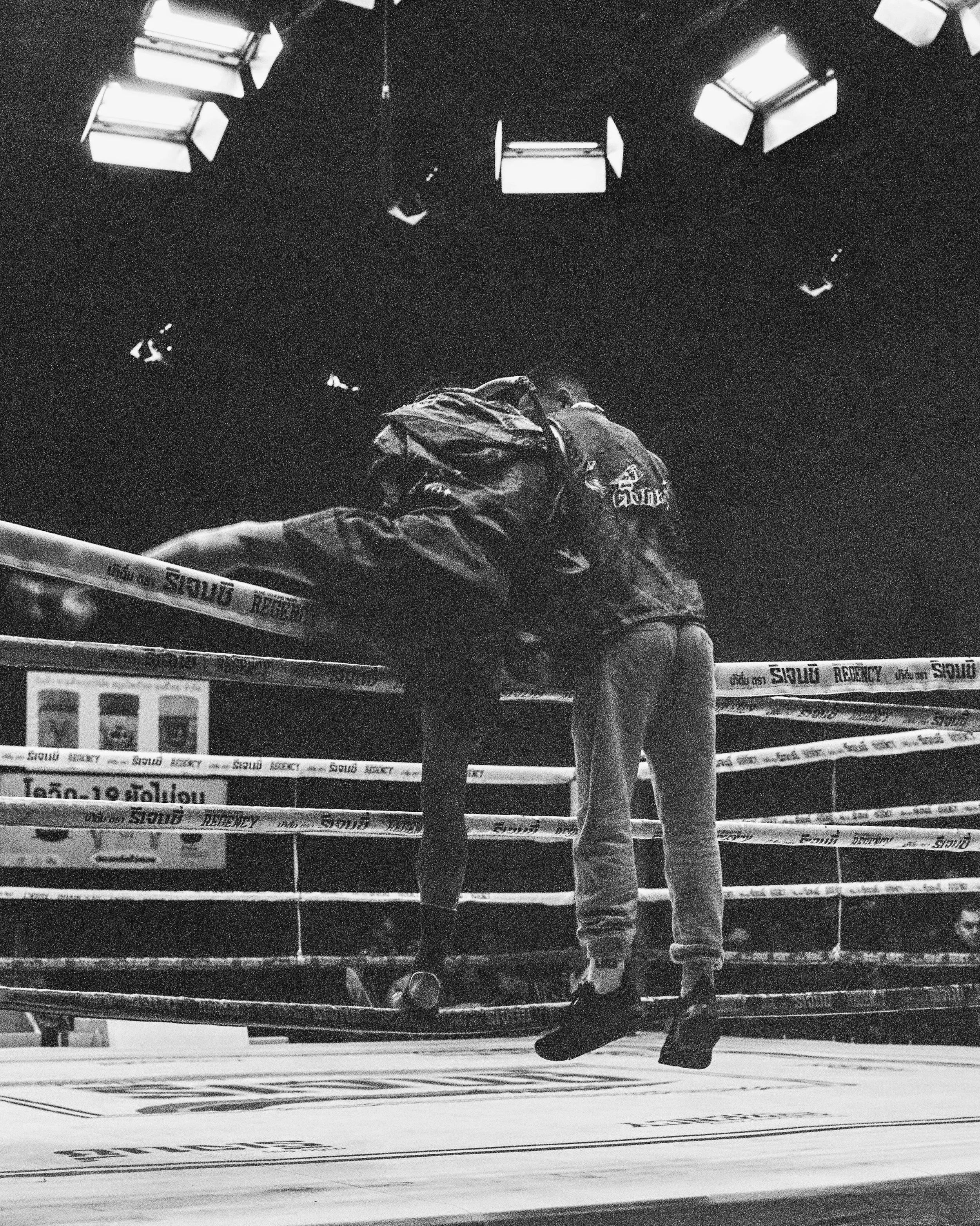 Stepping into the ring 

🎞️ KODAK ISO 400 FILM 

#muaythaiphotography #filmphotography #filmphotographer #bnwfilm #bnwphotographer