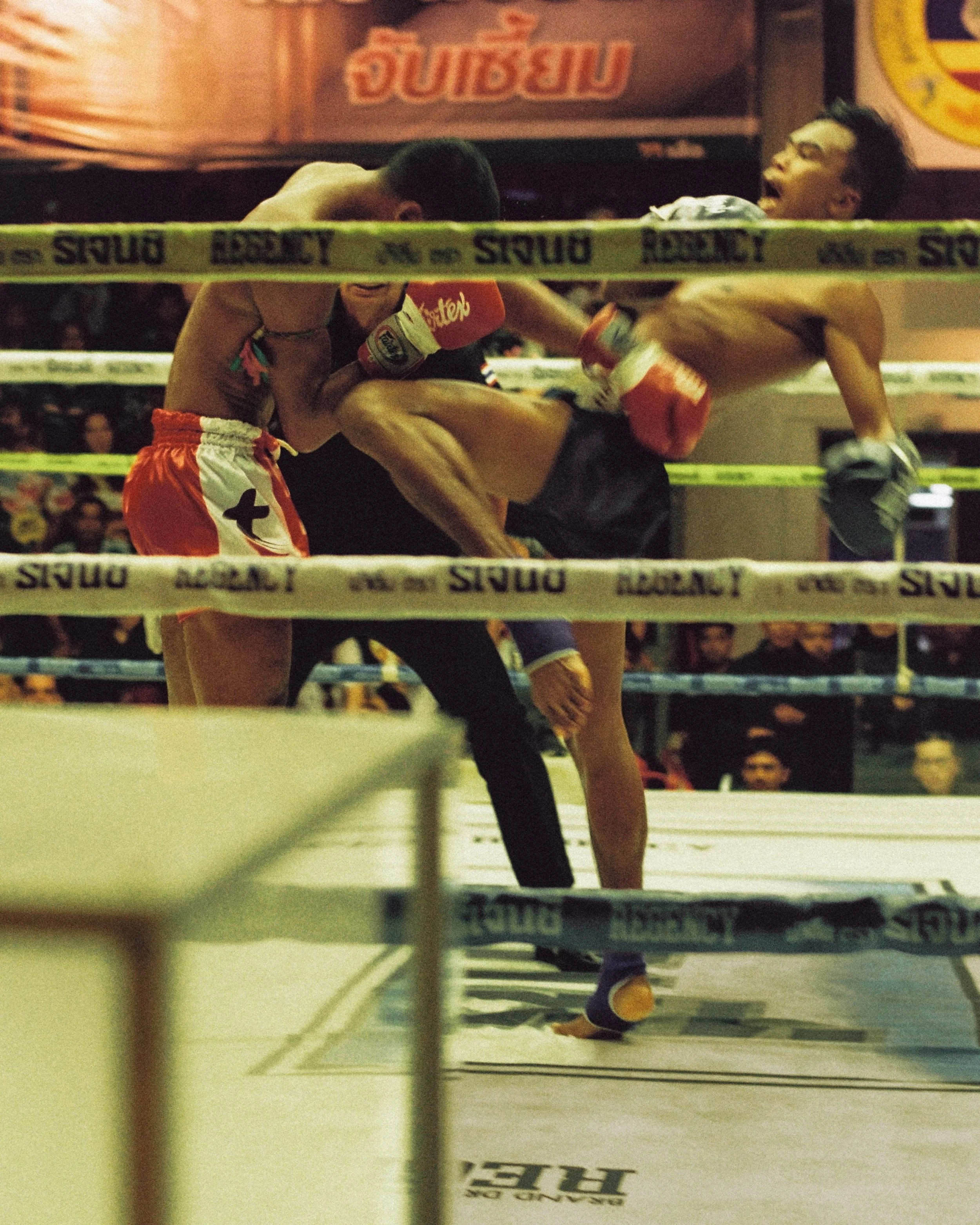 Impact of a knee 🦿

#muaythaifighter #muaythaiphotography #sportsphotographers #filmphoto #nikon