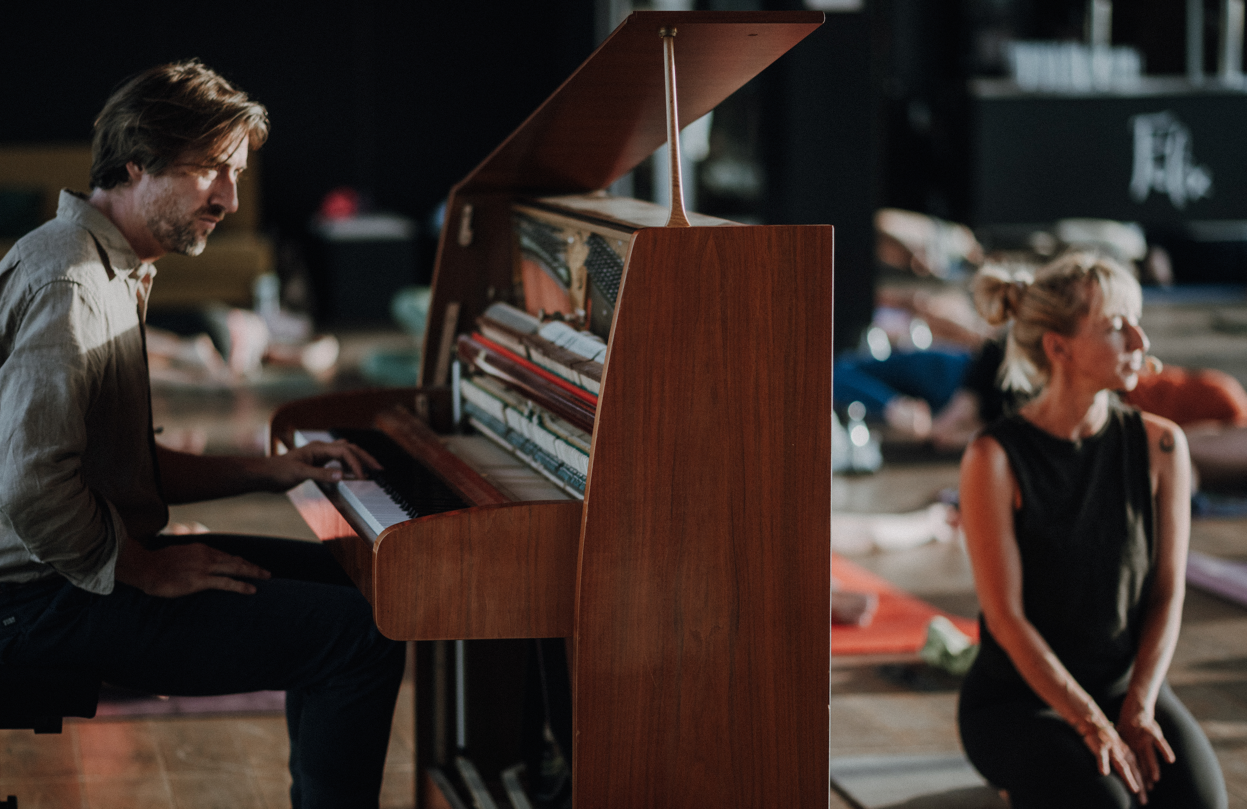 Piano & Yoga mit Robert Herrmann am Klavier