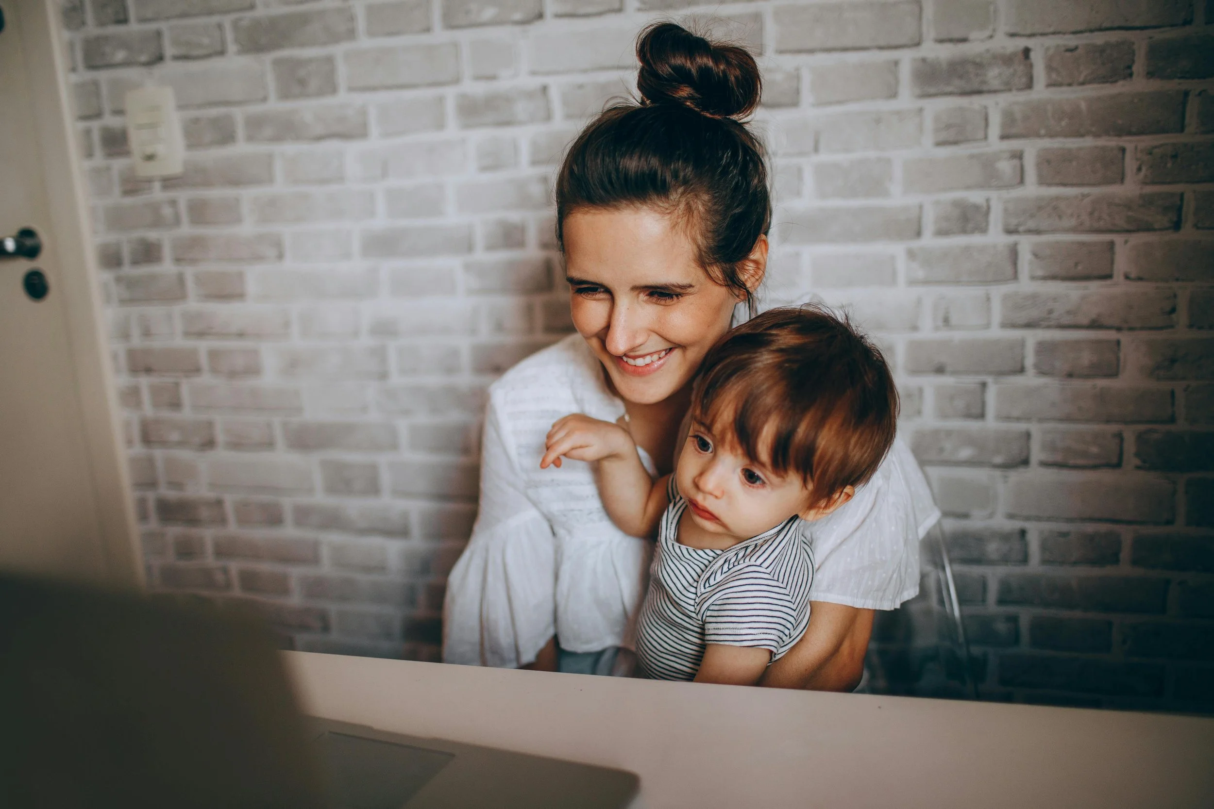 Mom and baby on computer to work with Heather 1-on-1 to support your baby's and family's sleep