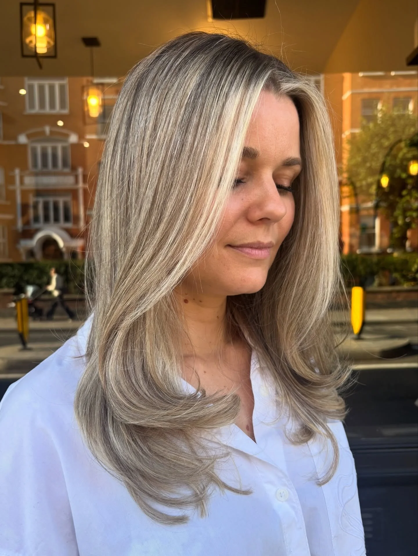 Lived-in with the perfect balance of natural + pop 💥

HAIR BY OUR SENIOR STYLIST @mekristinee 

#naturalbalayage #livedinhaircolor #faceframe  #londonsalon