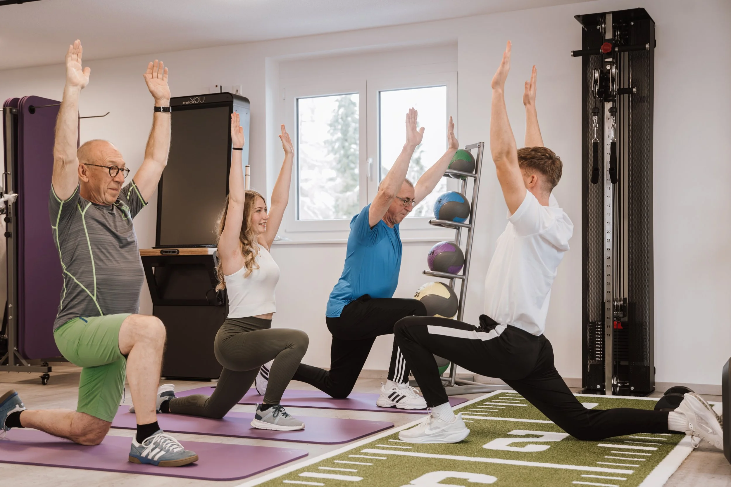 Menschen beim Yoga im Fitnessstudio