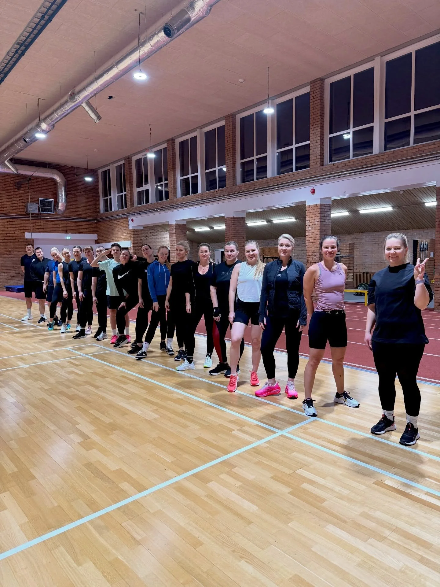 Laagrielu hetked ✨💜

1. Kogunemine - m&otilde;ned Everyday Championid puudu
2. Teise trenni &uuml;ks osa ainult
3. Rahvas liigub ol&uuml;mpiale
4. Ol&uuml;mpia rivistus
5. Esimese ala - bobikelgu harjutamine
6. Kui sinu partner ei lase sinust lahti 