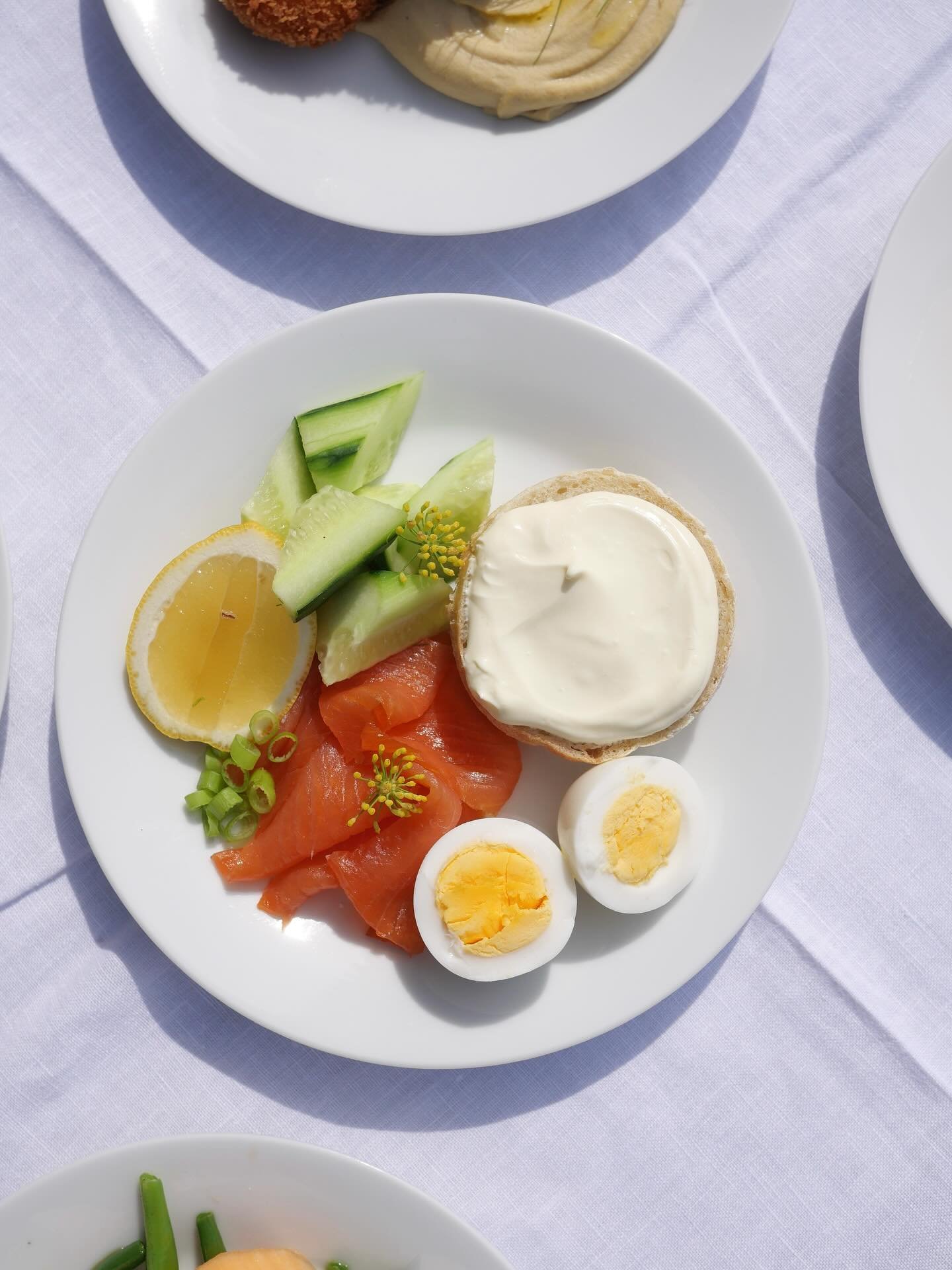 Saumon fum&eacute;e, &oelig;uf, concombre , cr&egrave;me crue &amp; muffin fait maison 🍽️🍽️🍽️

#tableecanteen