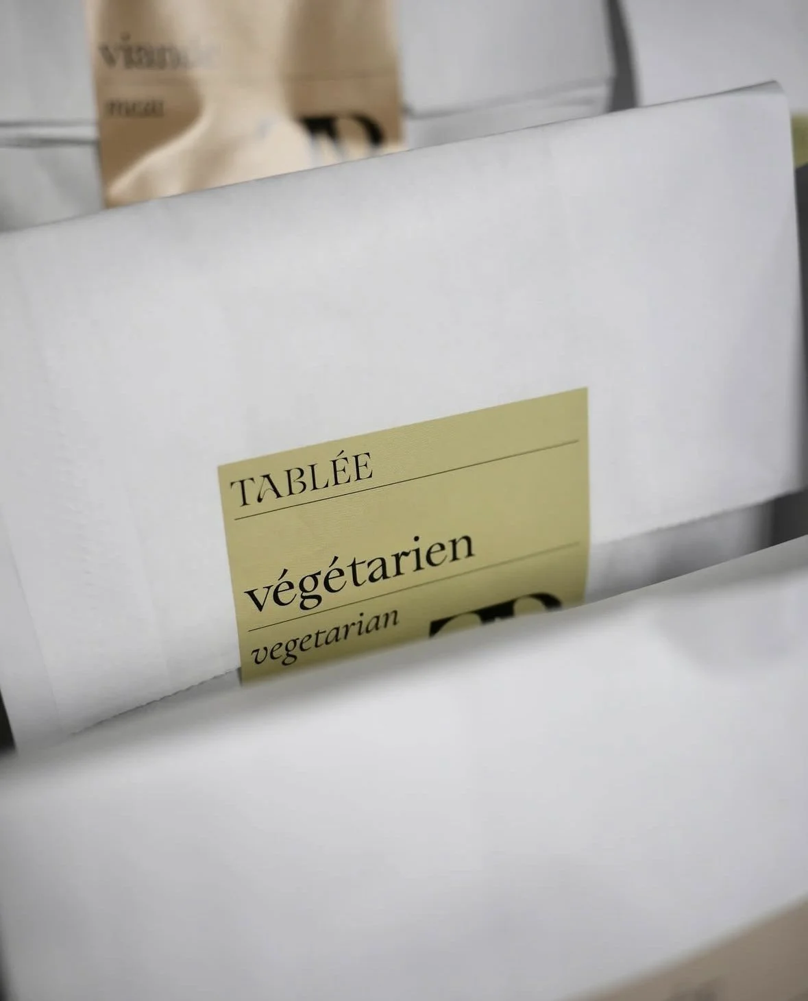 Un carton blanc avec une étiquette jaune indiquant 'TABLÉE végétarien / vegetarian'.