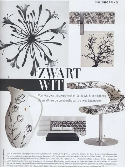 Page featuring black and white floral and tree patterns, including a flower design, a tree silhouette, a decorative pillow, and a table lamp, with Dutch text about the color black.