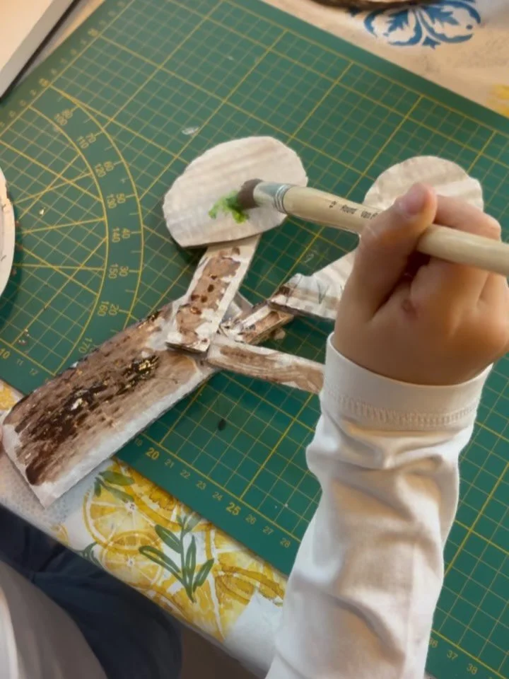 Les 4! Sommige kinderen werken liever met een voorbeeld, andere willen het liever zelf verzinnen. Mag allemaal. Vandaag werkten we aan een 🪄installatie!
Wat dat is? Een verzameling van verschillende dingen die samen een kunstwerk vormen. 
Volgende w