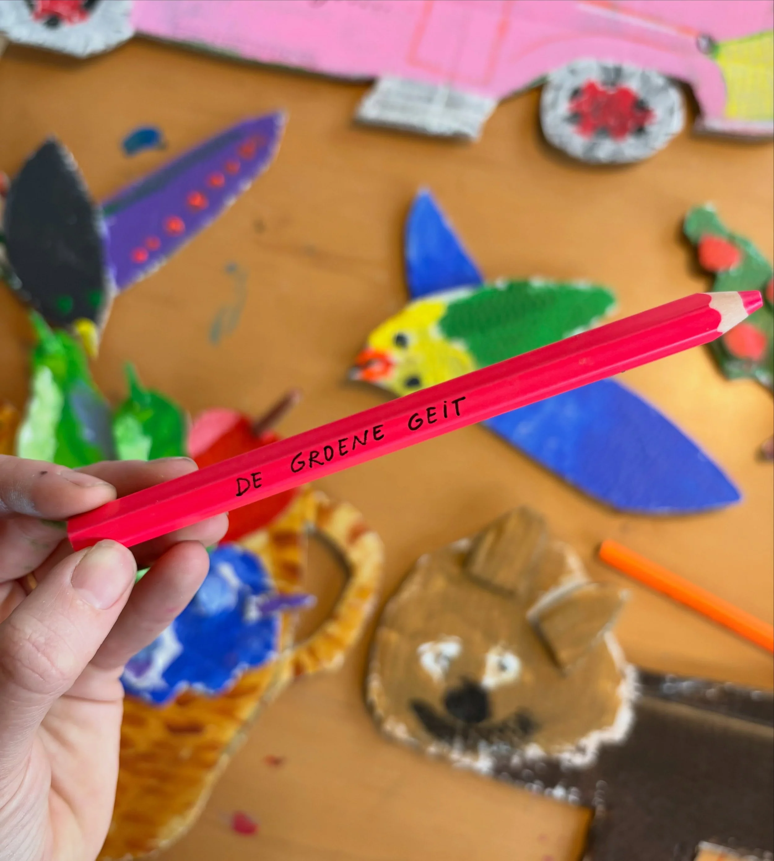 Er werd gisteren weer zeer fanatiek geknutseld. 🌈Binnenkort te bewonderen in de etalage van @rookie_ams .

#knutselles #degroenegeit #kinderkunst #schilderen #amsterdamnoord