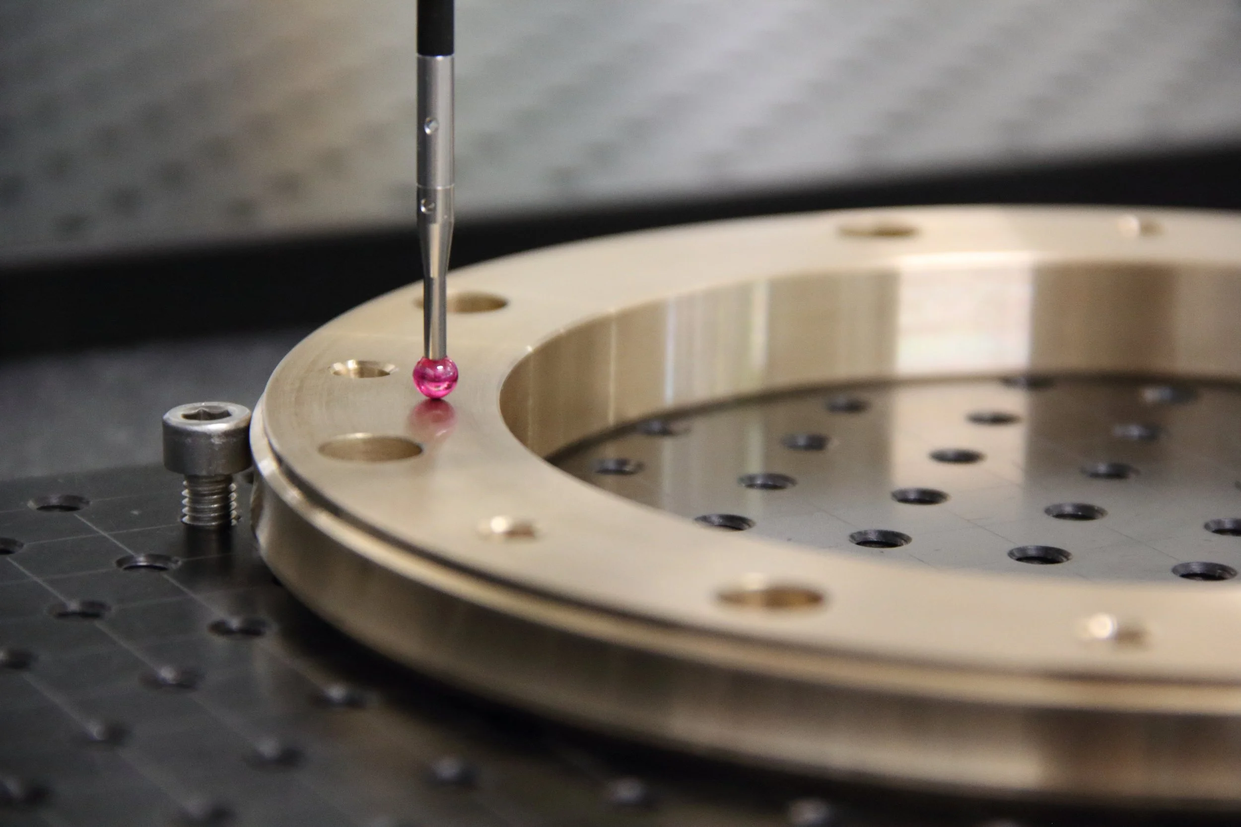 Tastatore CMM in rubino durante il controllo qualità di una corona dentata.