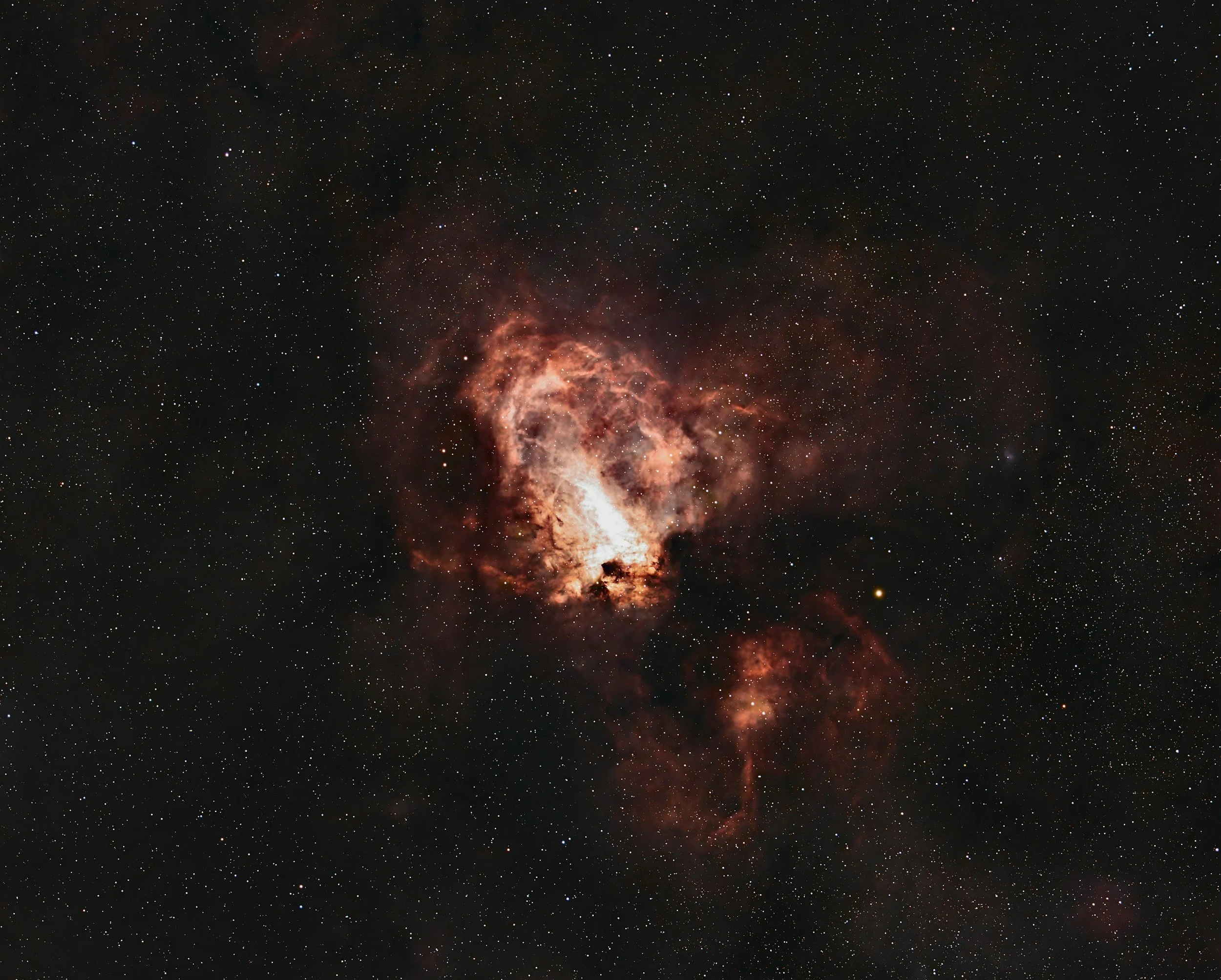 Un'immagine di una nebulosa nello spazio con stelle sparse.