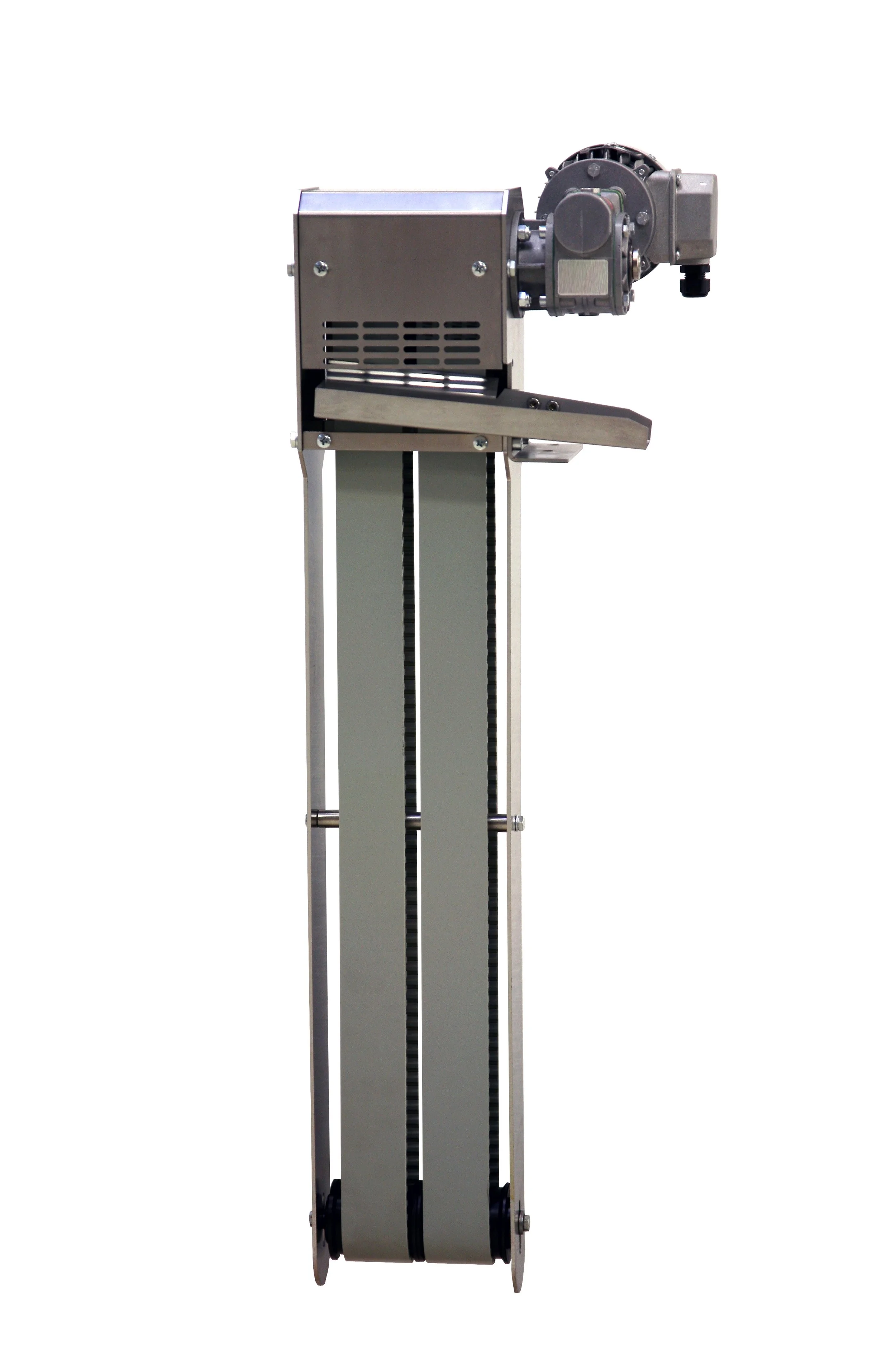 Disoleatore, macchina industriale con struttura in metallo, parte superiore con motore, lunga cinghia o guida, usata probabilmente per produzione o confezionamento.