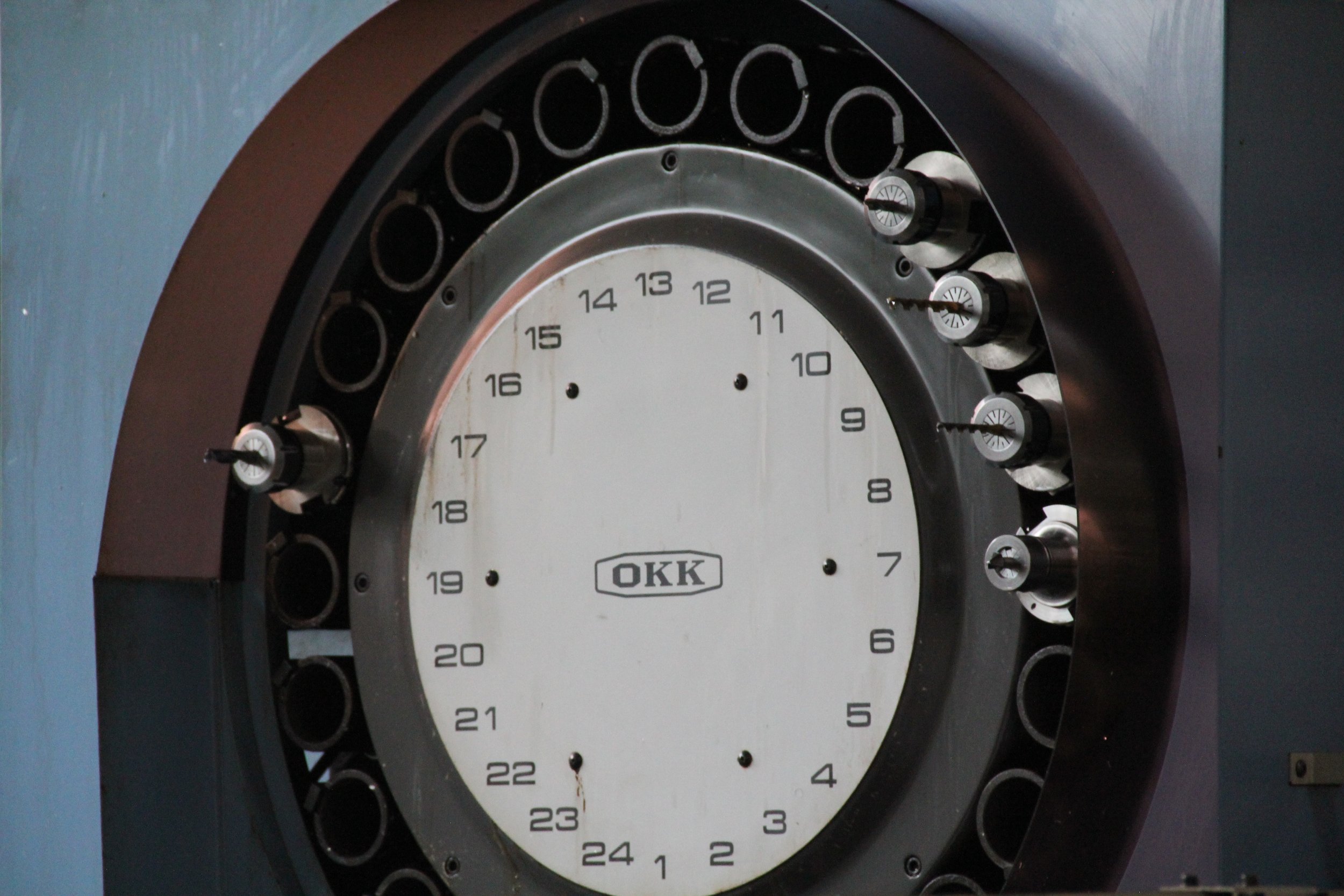 Magazzino utensili a carosello di una fresa CNC OKK con punte montate.