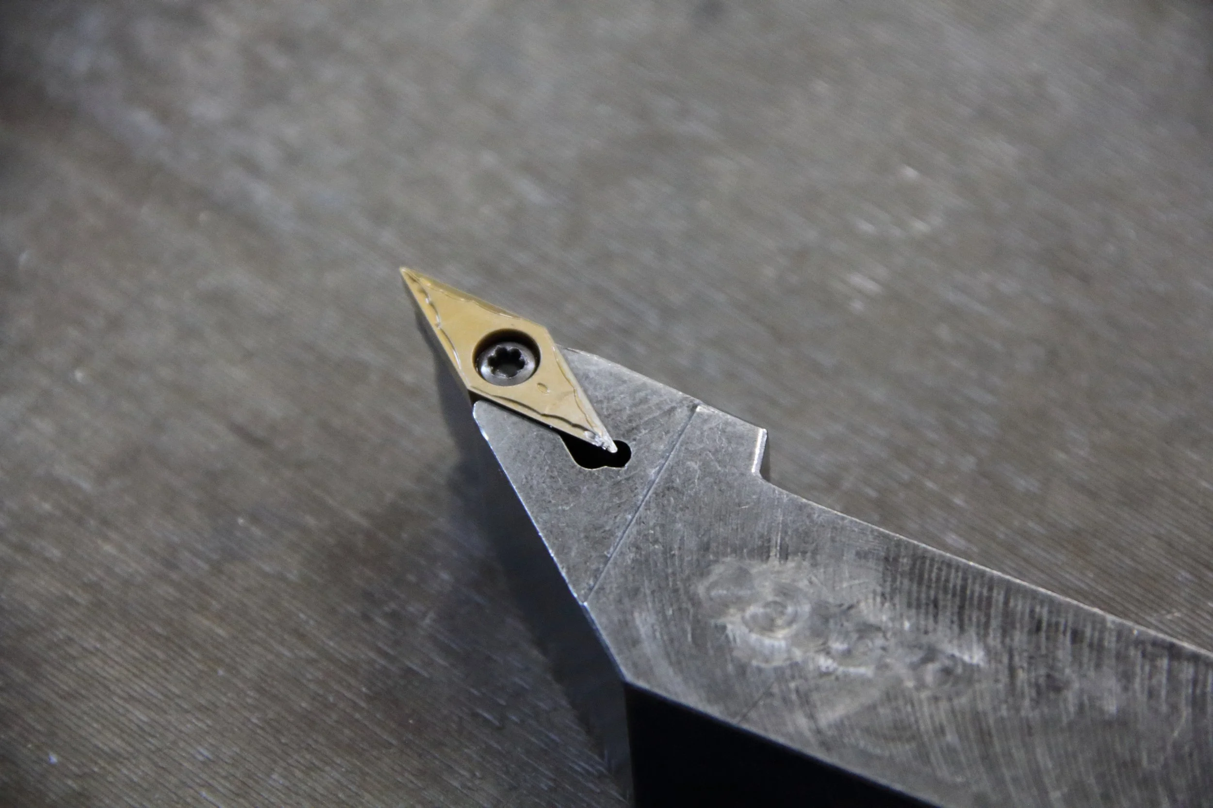 Utensile da tornio professionale con inserto a fissaggio meccanico in metallo duro.