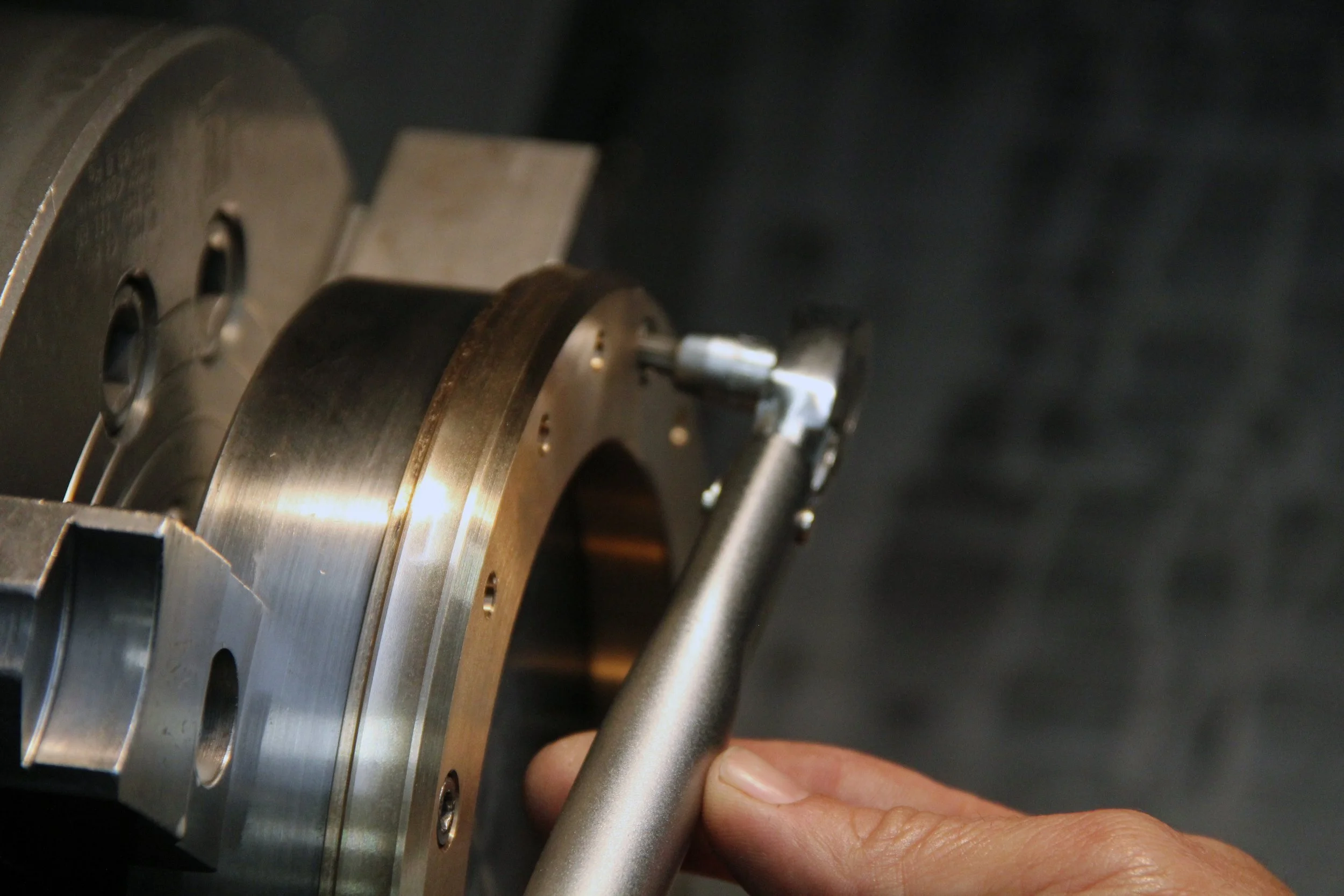 Serraggio di una corona dentata su tornio tramite chiave dinamometrica.