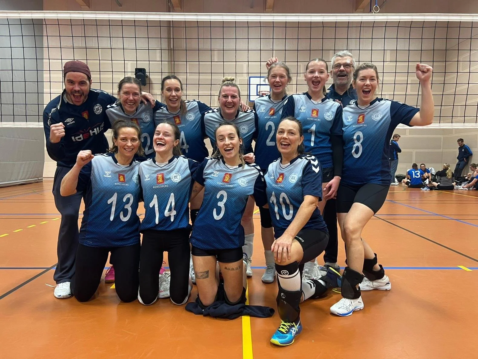 BK Volleyball lagbilde damer vinner.JPG