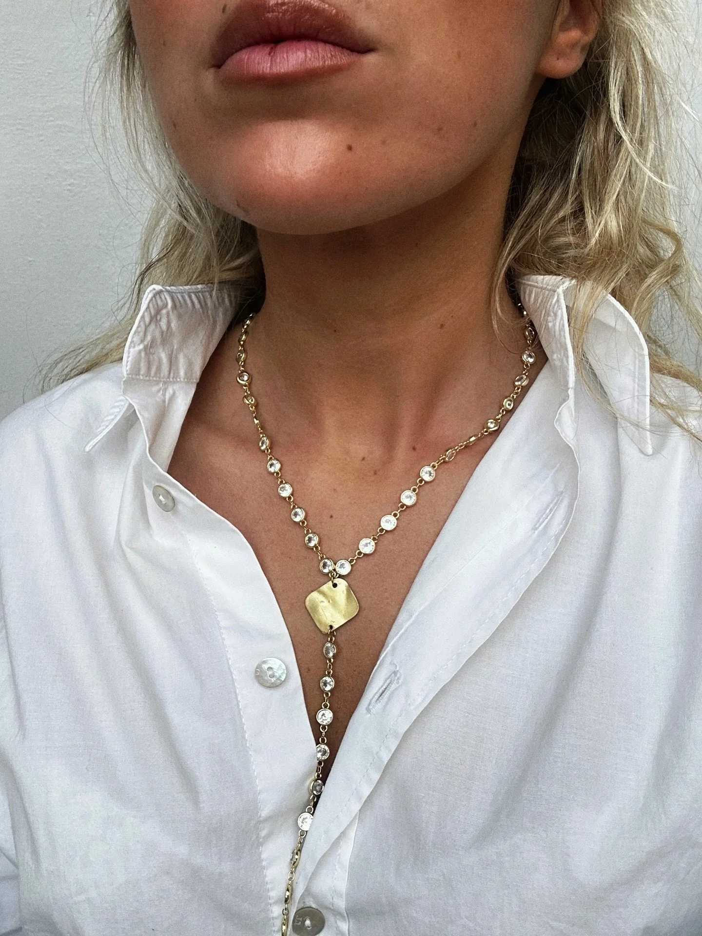 &ldquo;Afrodite&rdquo;
Dea dell&rsquo;amore e della bellezza, simbolo di grazia eterna. 
Questa collana &egrave; realizzata a mano in acciaio e impreziosita da cristalli luminosi. 
Come Afrodite, cattura la luce e l&rsquo;attenzione con naturalezza, 