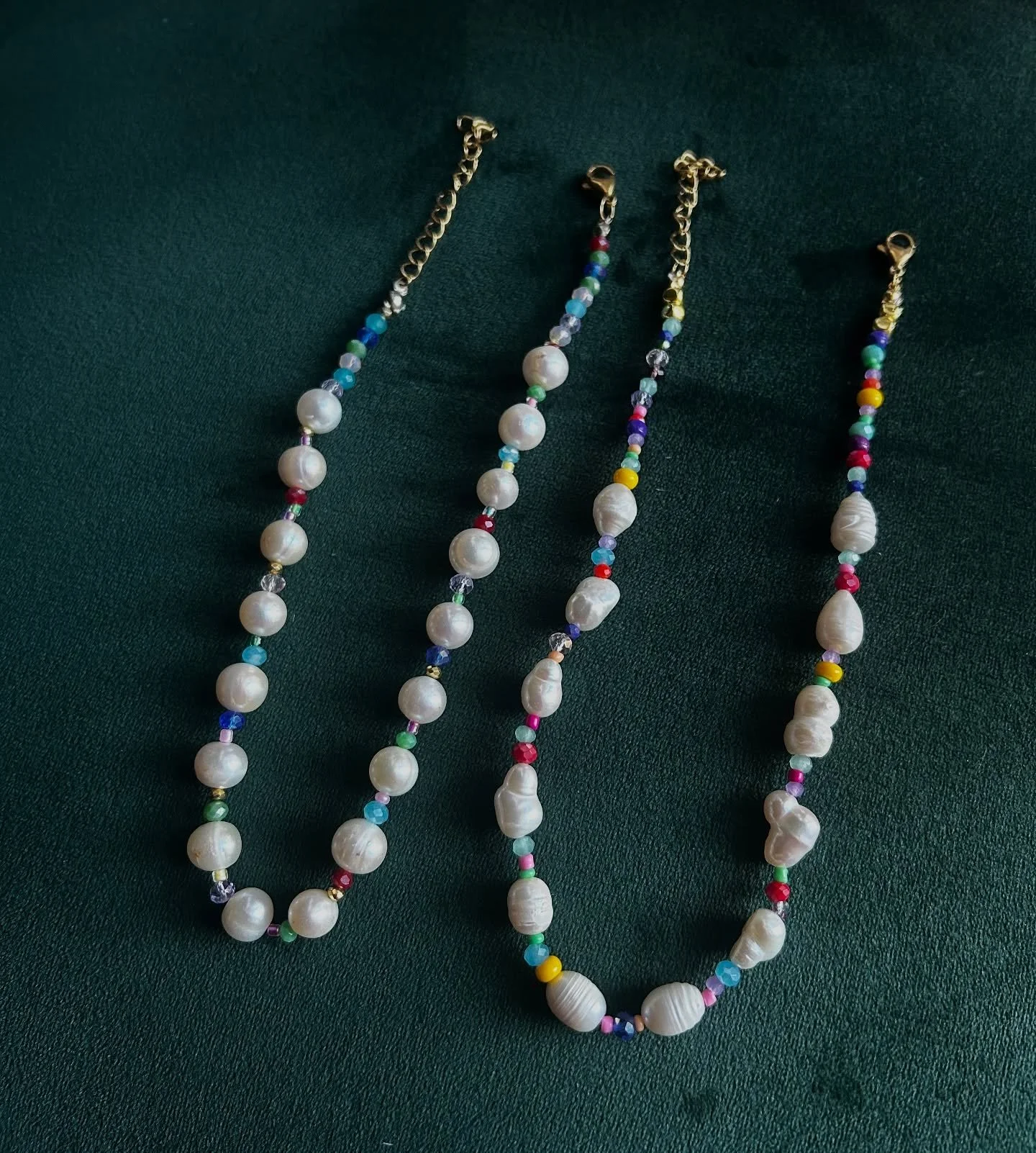 New entry 🌟
Non la solita collana di perle&hellip;
ma con perle rotonde o perle di fiume irregolari, e un tocco di colore.

Fatte a mano, tutte diverse.

💌 20&euro; 
Scrivimi se vuoi la tua!