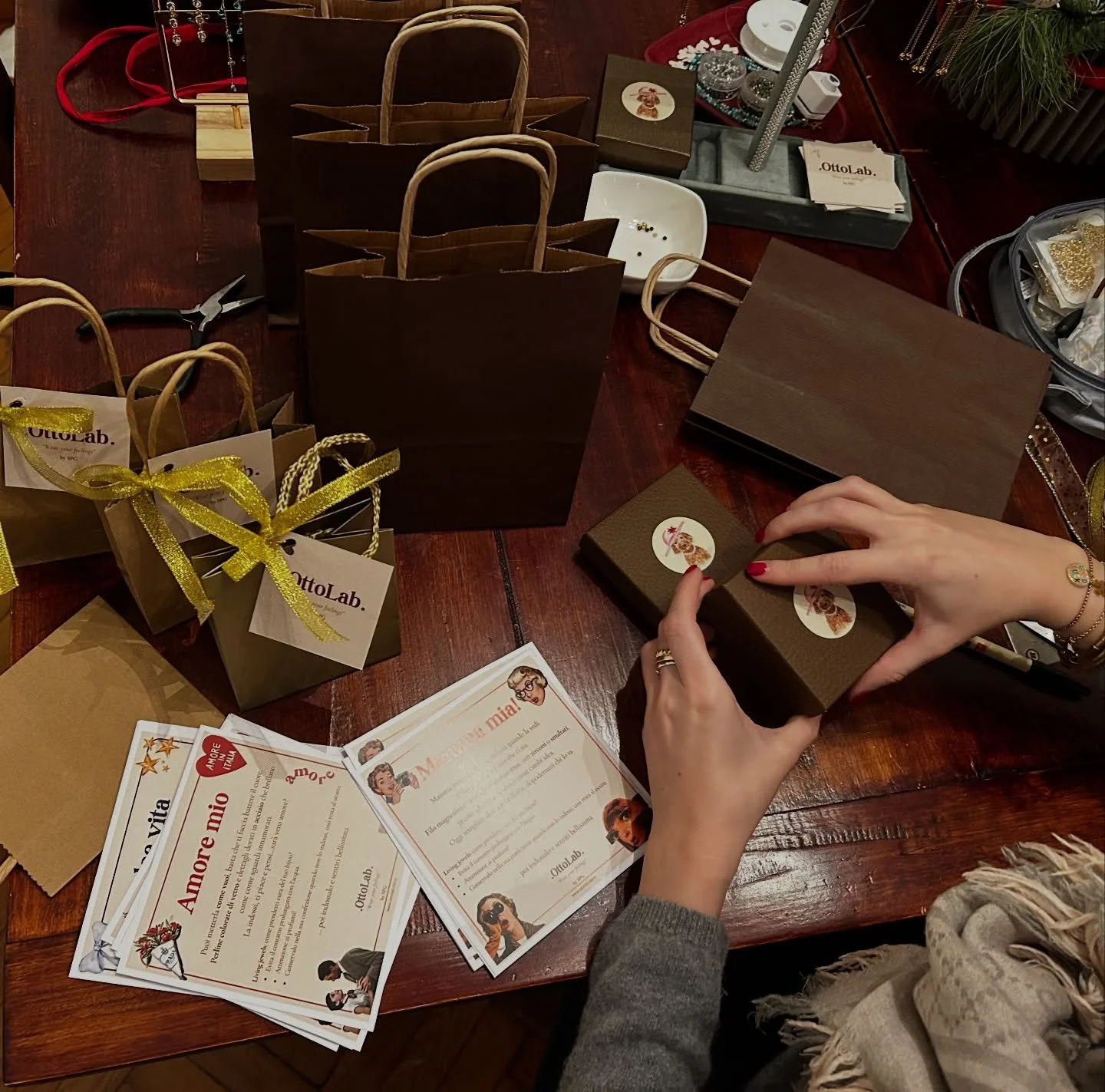 Anche se ogni tanto c&rsquo;&egrave; un po&rsquo; di silenzio, le mani non si fermano mai. 
Preparatevi per le nuove creazioni ✨🤎