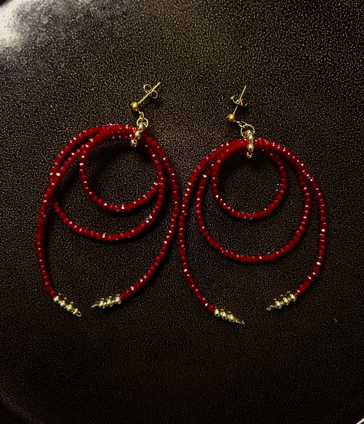 Stessa forma, due caratteri.
Orecchini intreccio, rosso o nero? ❤️🖤