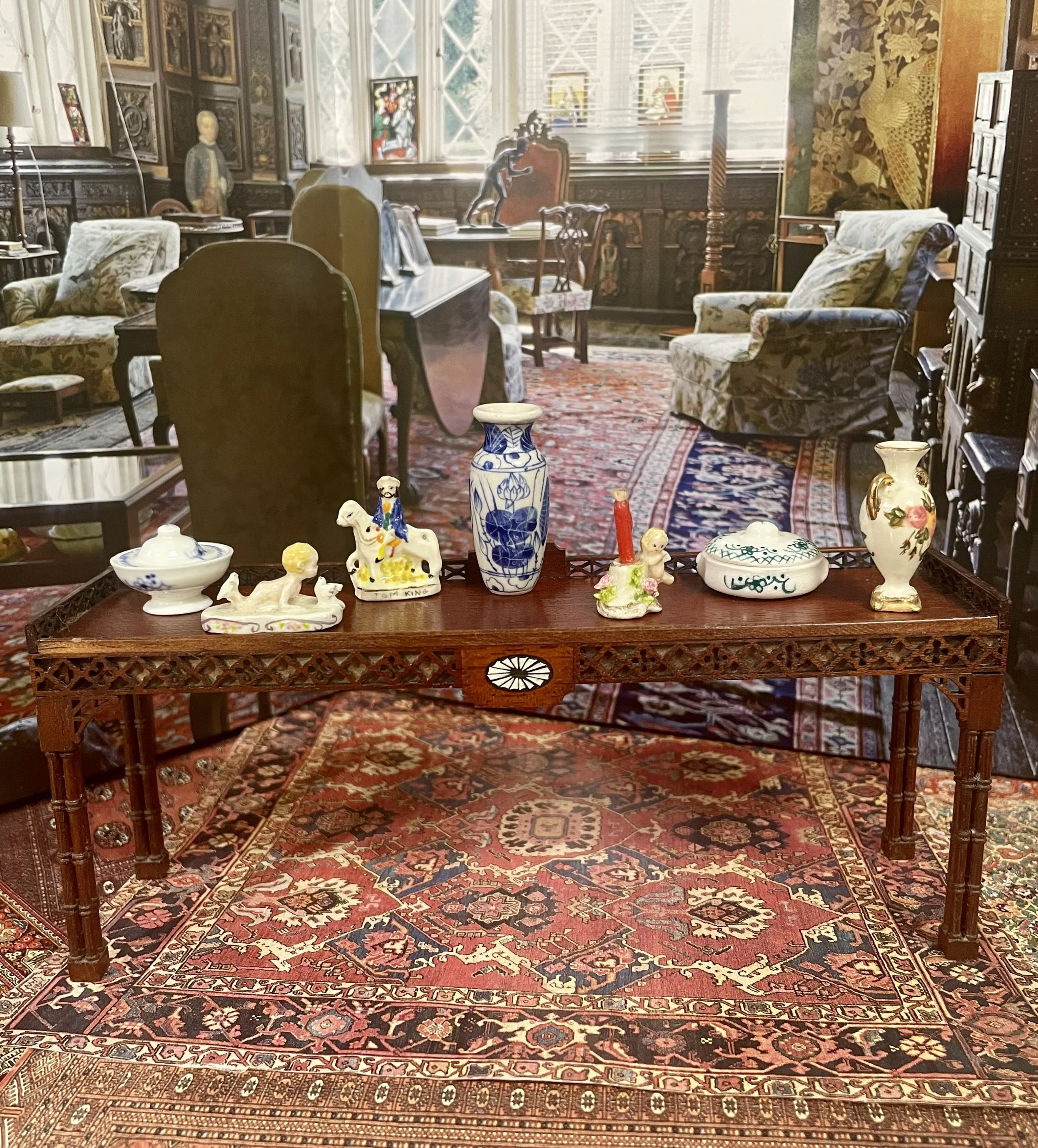 A selection of decorative china (3)