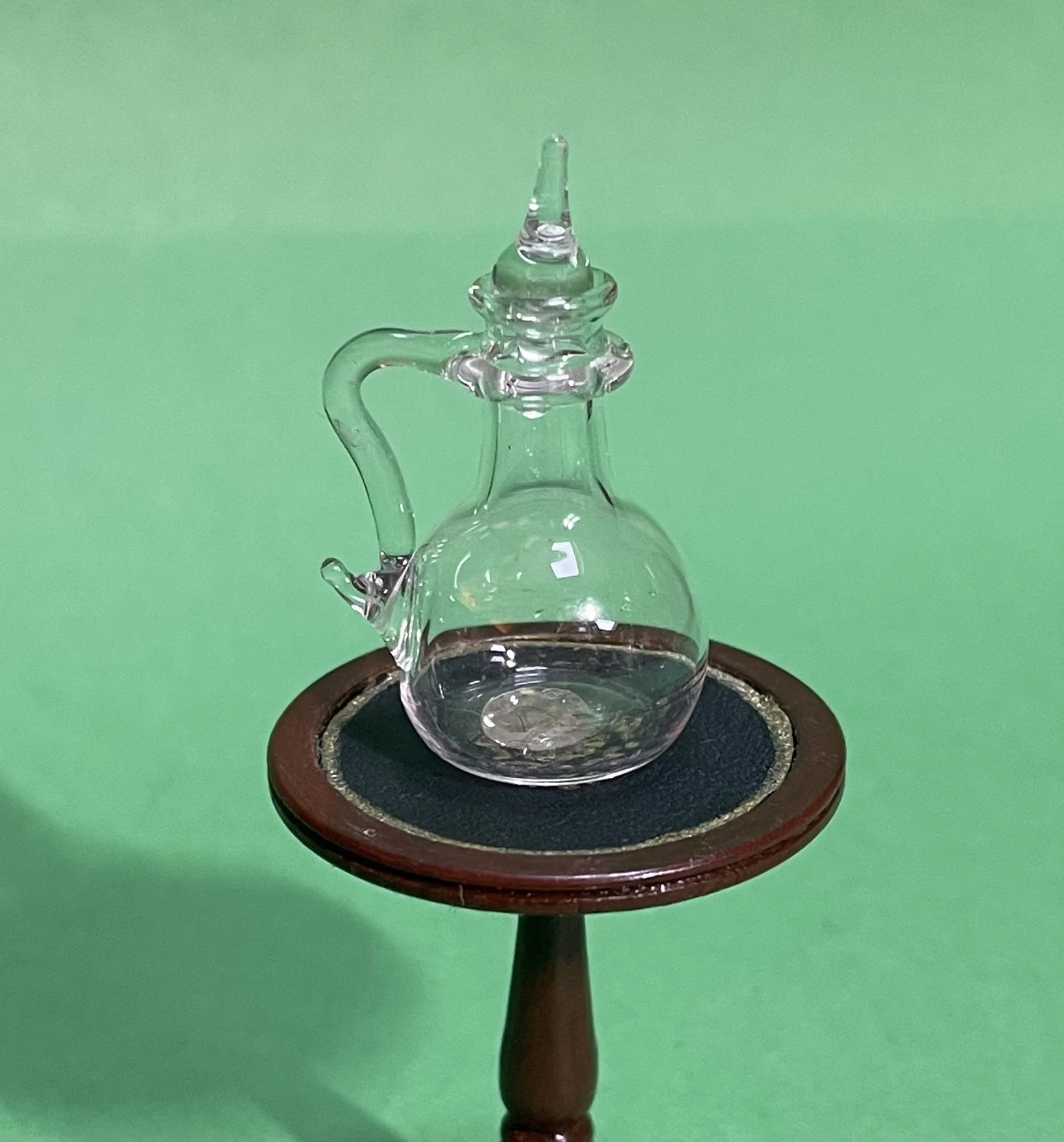 Glass decanter with handle