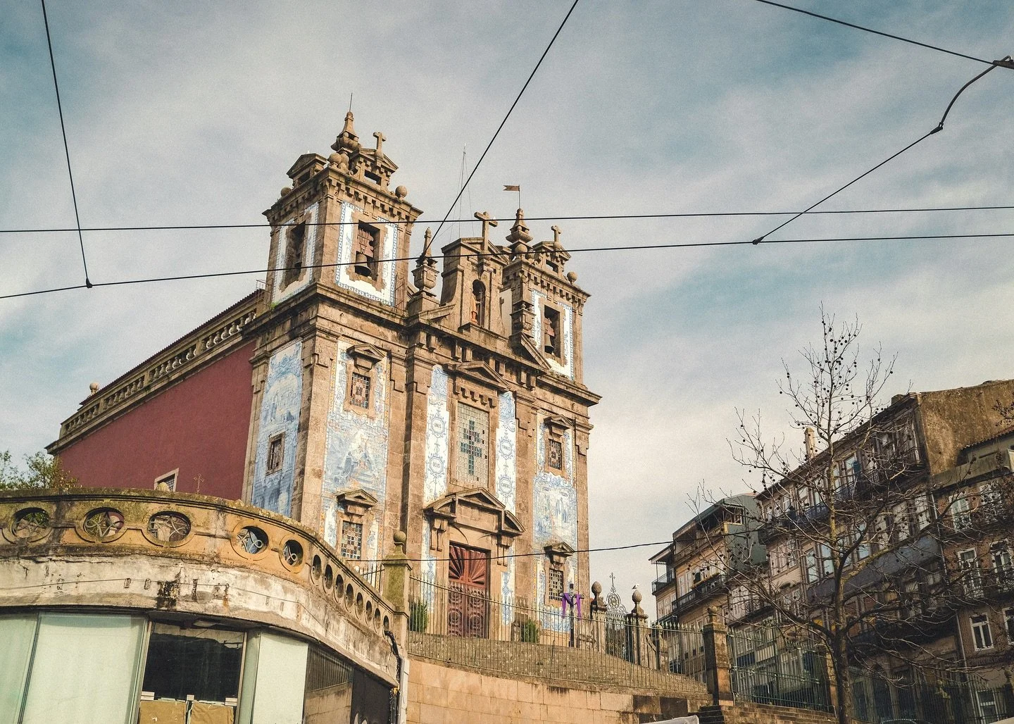Blue tiles, blue skies and golden light. Slow afternoons in Porto. More travel photography coming soon.
#slowtravel #travelgram #travelphoto #travelphotography #golden #blueskies #porto #portugal #visitportugal #visitporto #serene #soft #goldenlight 