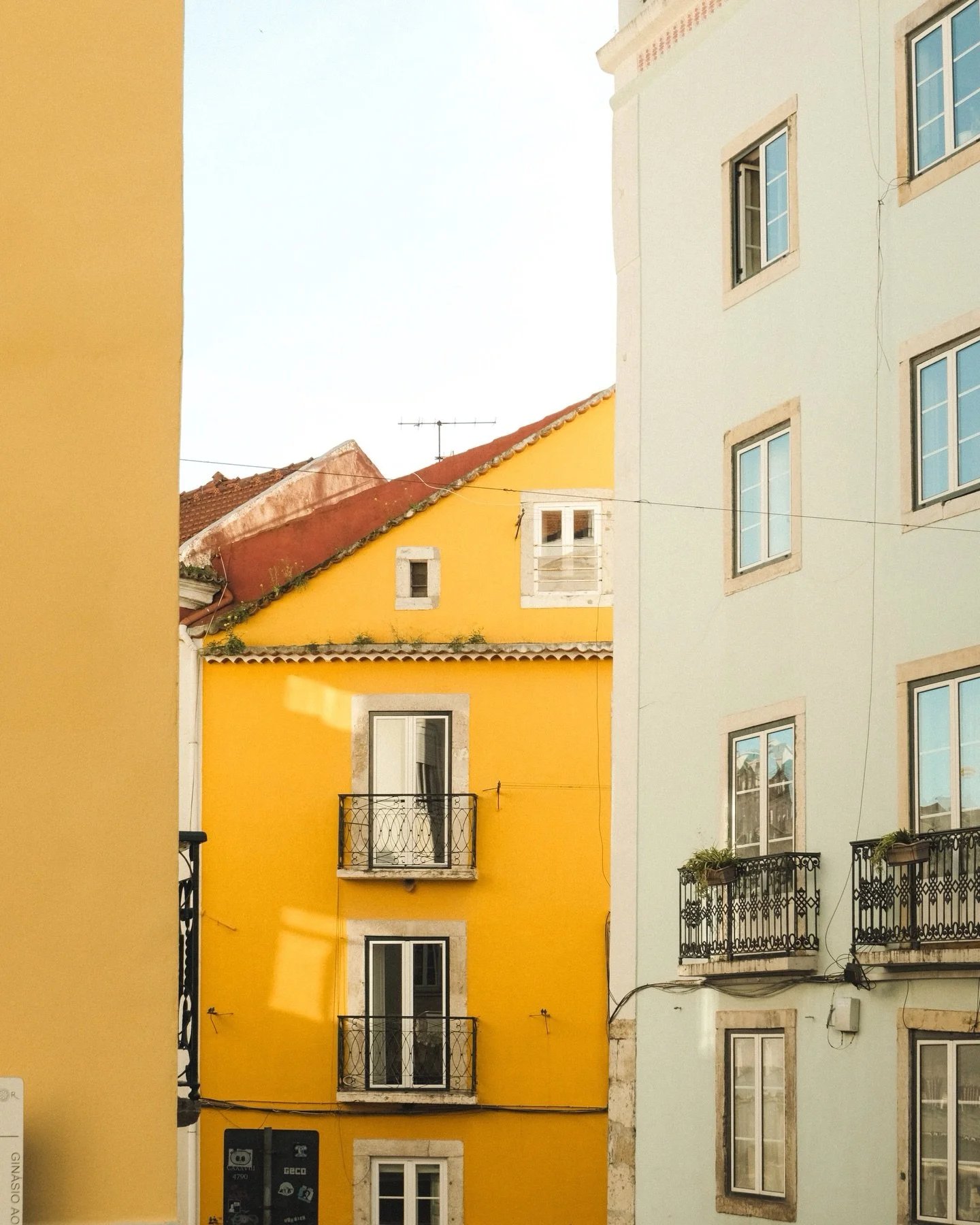 proof that Lisbon doesn&rsquo;t need a blue sky to look cinematic 🎞️☁️
muted mood by the Tejo
which frame fits your vibe the best? 1-5 👇
(save for your next trip)
#lisbon #portugal #travelphoto