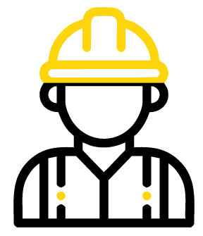 Un homme avec un casque de chantier.