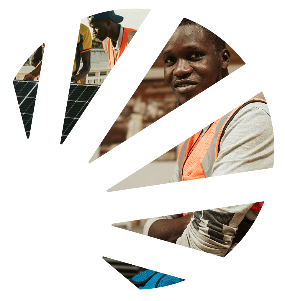 Un homme porte un gilet orange de sécurité et regarde vers l'avant.