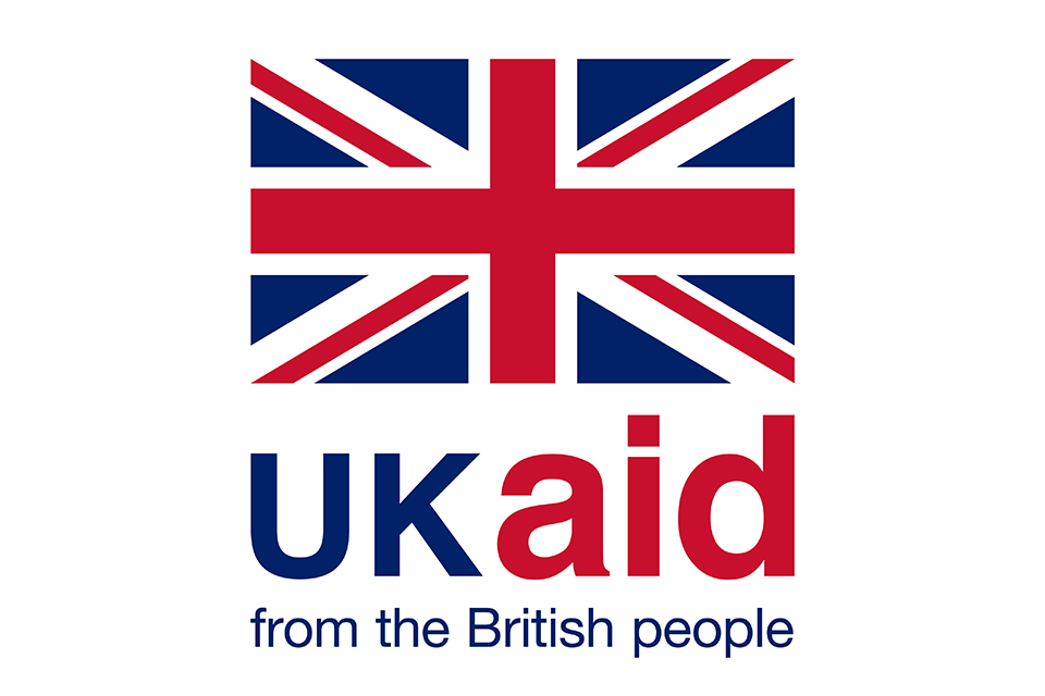 Logo de UK aid avec le drapeau du Royaume-Uni et le texte "ukan" avec le mot "aid" en rouge et la phrase "from the British people" en dessous.
