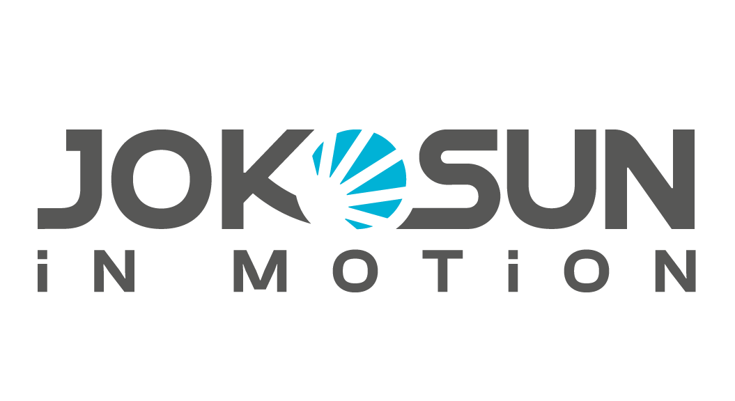 Logo de Jokosun In Motion avec le texte stylisé et un symbole circulaire en bleu et noir intégrant une roue ou un ventilateur.