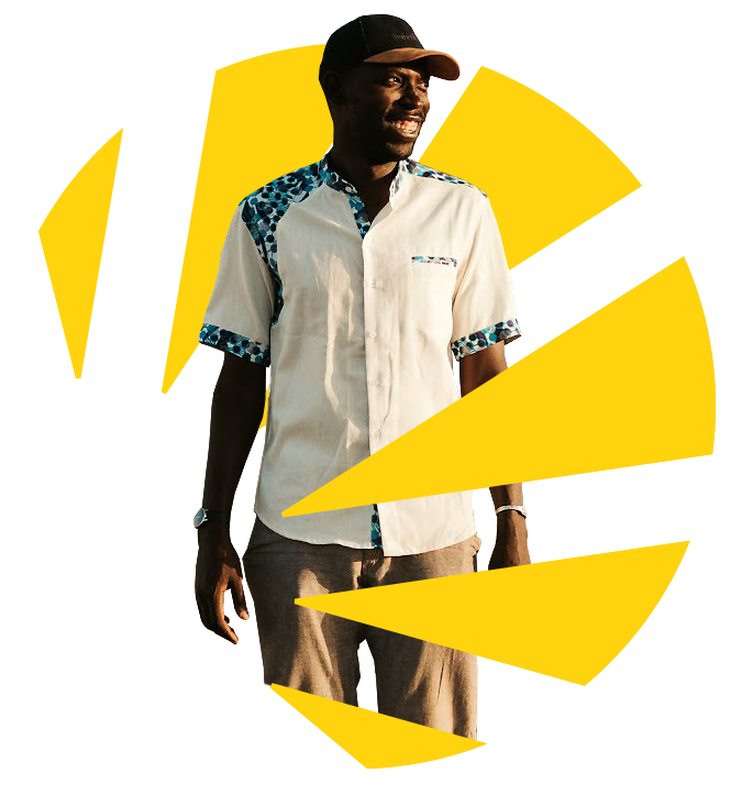 Homme souriant portant une casquette, chemise beige avec des détails bleus, dans un fond jaune avec des formes géométriques.