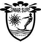 Logo de Omar Surf Somone avec un soleil stylisé, une vague, et un surfeur, en noir et blanc.