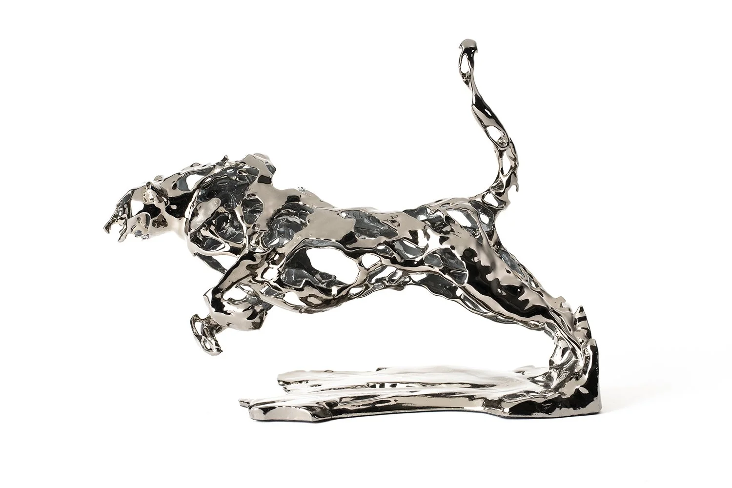 Scultura contemporanea di un ghepardo stilizzato in metallo lucido. L'opera digitale si chiama Cheetah e fa parte della collezione SuperPower di Marcello Baldari.