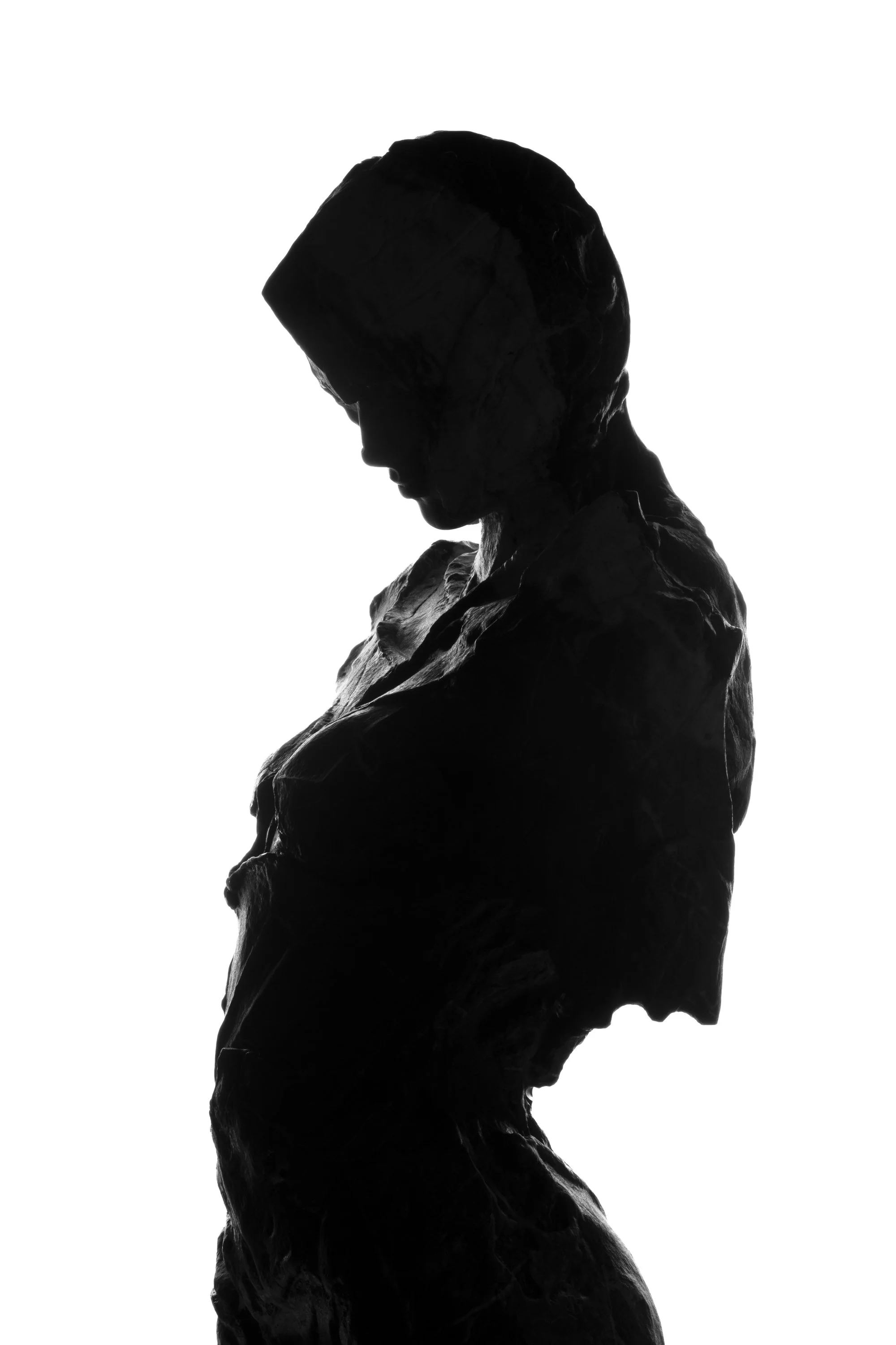 Scultura in marmo di busto femminile, caratterizzata da superfici materiche e frammentazione della forma.