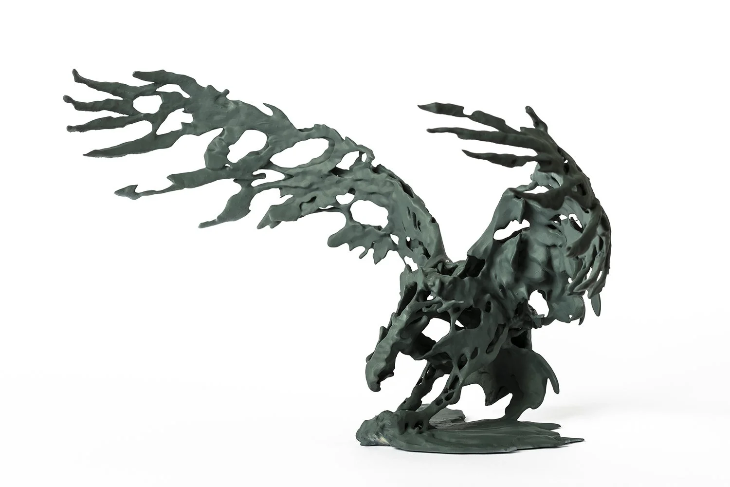 Scultura contemporanea astratta di un falco con grandi ali aperte, realizzata in resina, su sfondo bianco. L'opera digitale si chiama Falcon e fa parte della collezione SuperPower di Marcello Baldari.